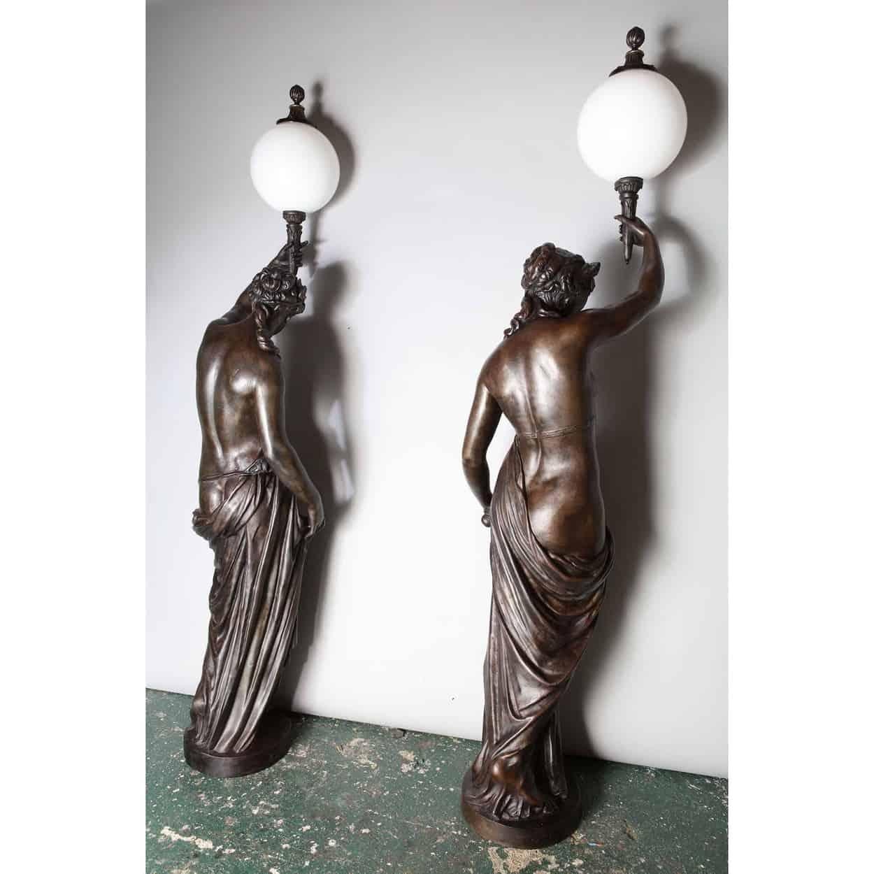 Paar lebensgroße klassische weibliche Lampenständer aus Gusseisen von Val D'Osne im Angebot 3