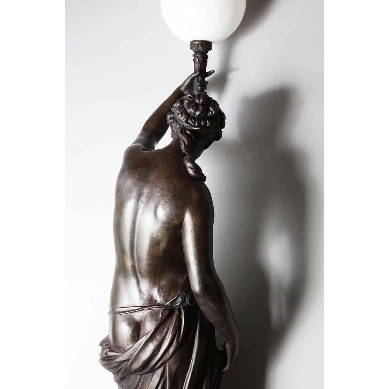 Paire de lampadaires féminins classiques grandeur nature en fonte par Val D'Osne en vente 1