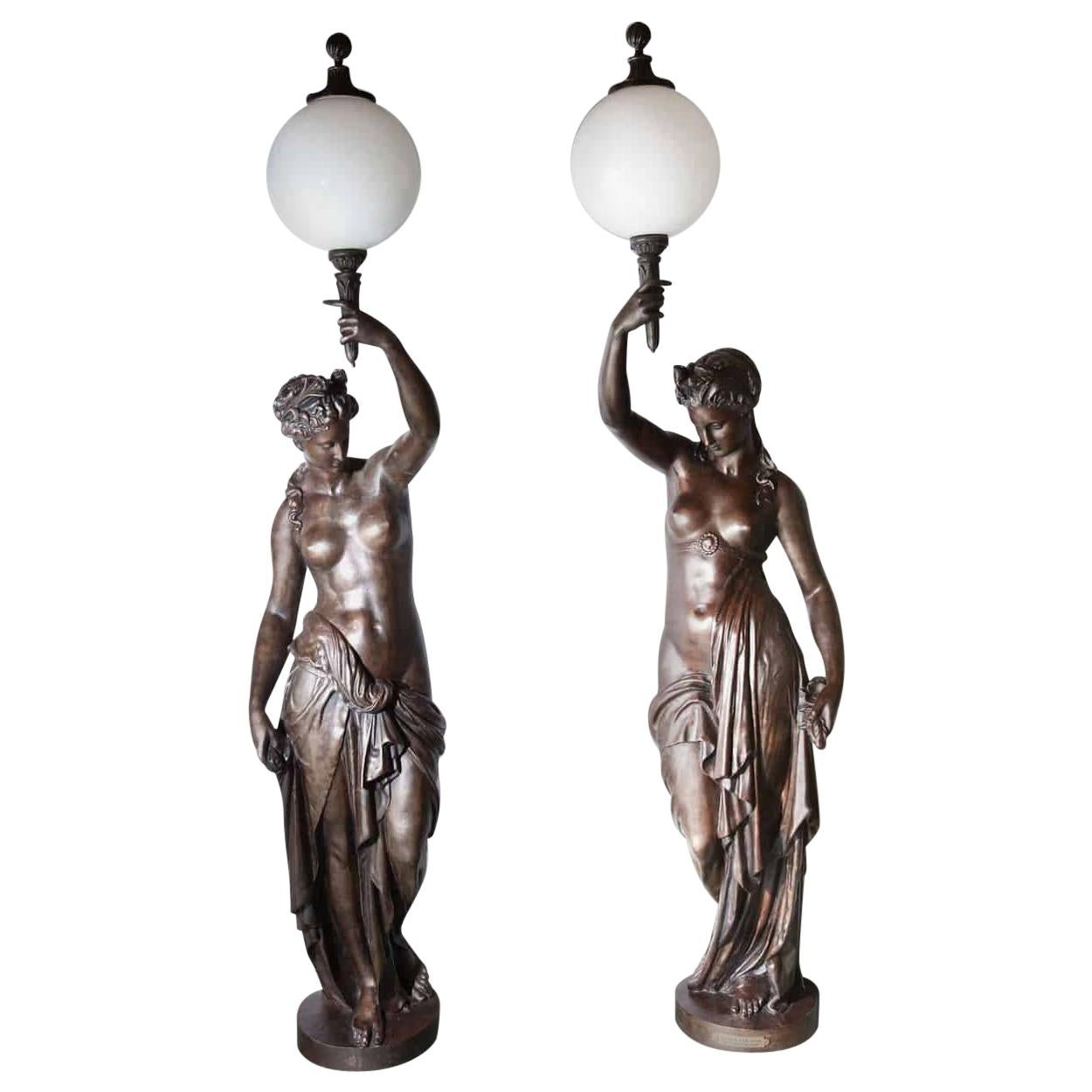 Paar lebensgroße klassische weibliche Lampenständer aus Gusseisen von Val D'Osne im Angebot