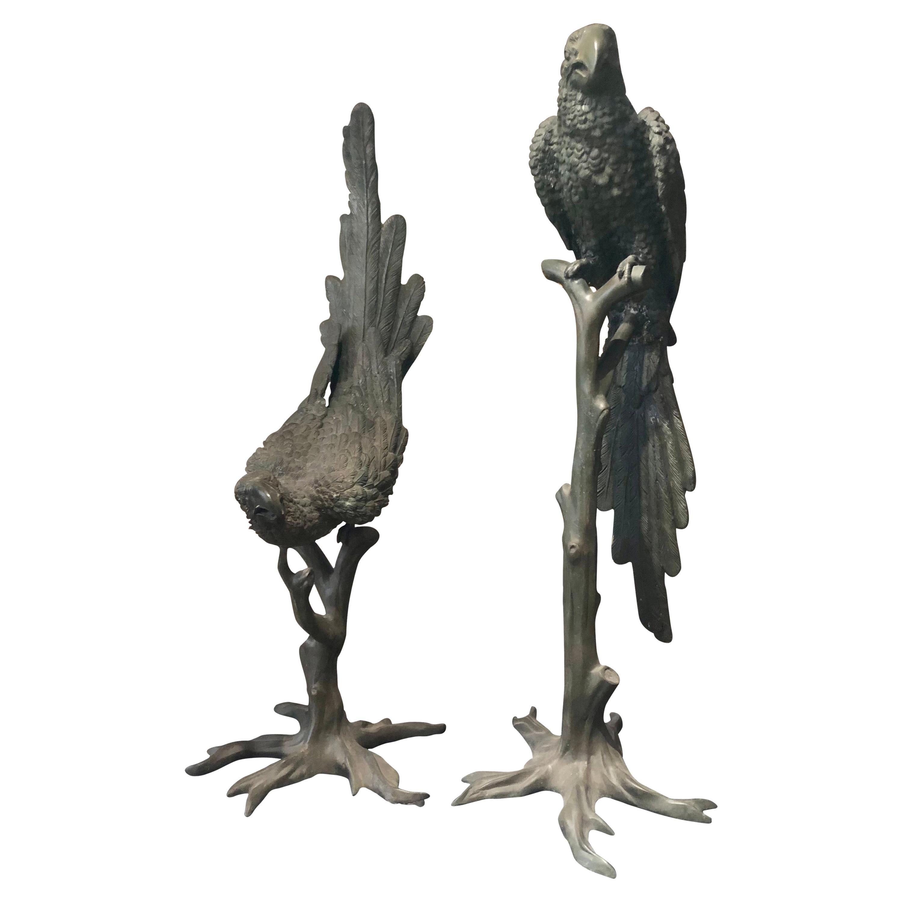 Ein Paar französische männliche und weibliche Papageien in Lebensgröße aus patinierter Bronze auf Zweigen