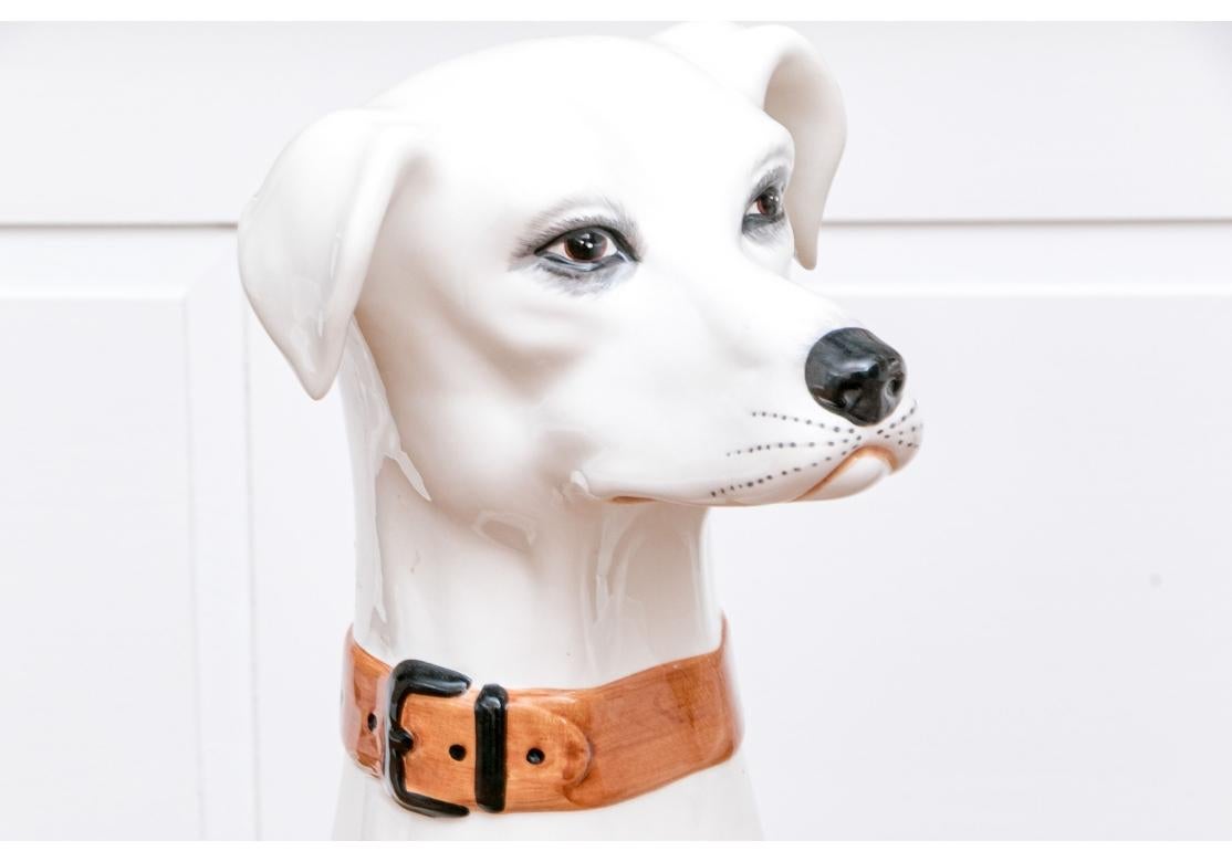 Ein Paar lebensgroße Keramikskulpturen von Whippets oder Windhunden, die die gerippten Hunde in aufmerksamen Sitzpositionen zeigen. Die Hunde sind handbemalt und werden in Italien hergestellt. Die Hunde sind schön detailliert, haben einen