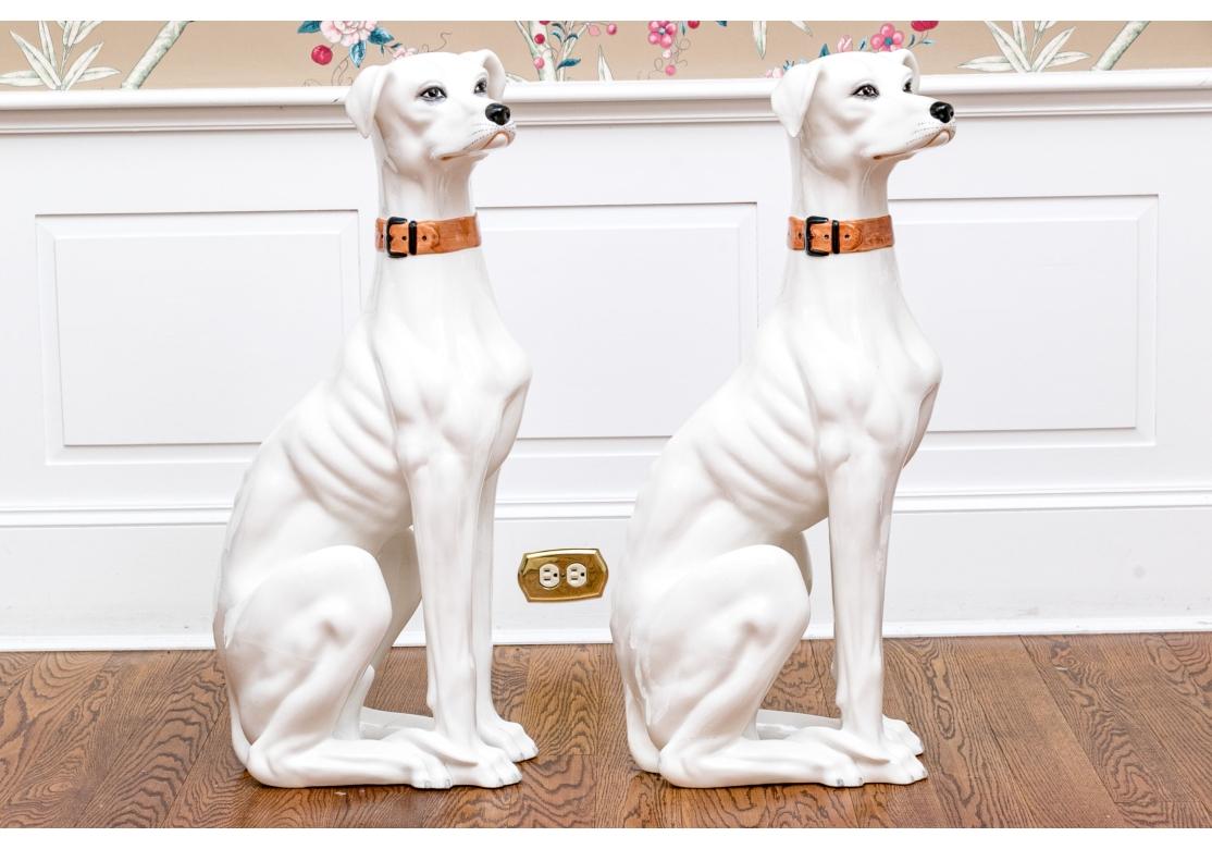 Paar lebensgroße italienische Keramik  Windhund  Skulpturen (Handbemalt) im Angebot