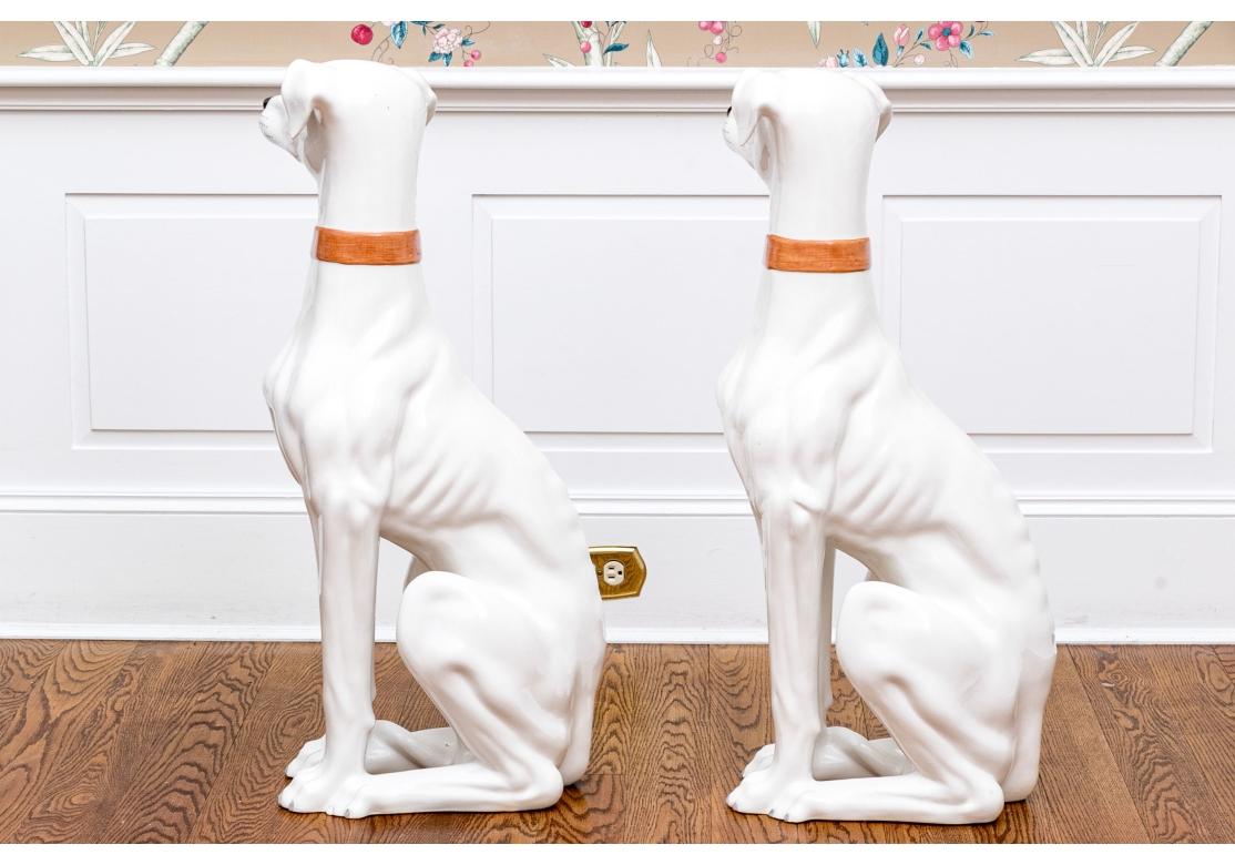 Paar lebensgroße italienische Keramik  Windhund  Skulpturen im Zustand „Gut“ im Angebot in Bridgeport, CT