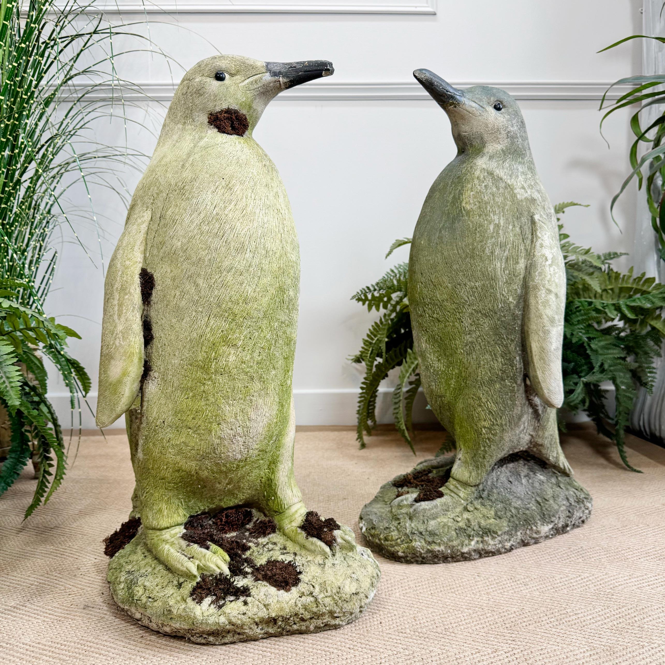 Pareja de Estatuas de Jardín Pingüino Tamaño Natural Moderno de mediados de siglo en venta