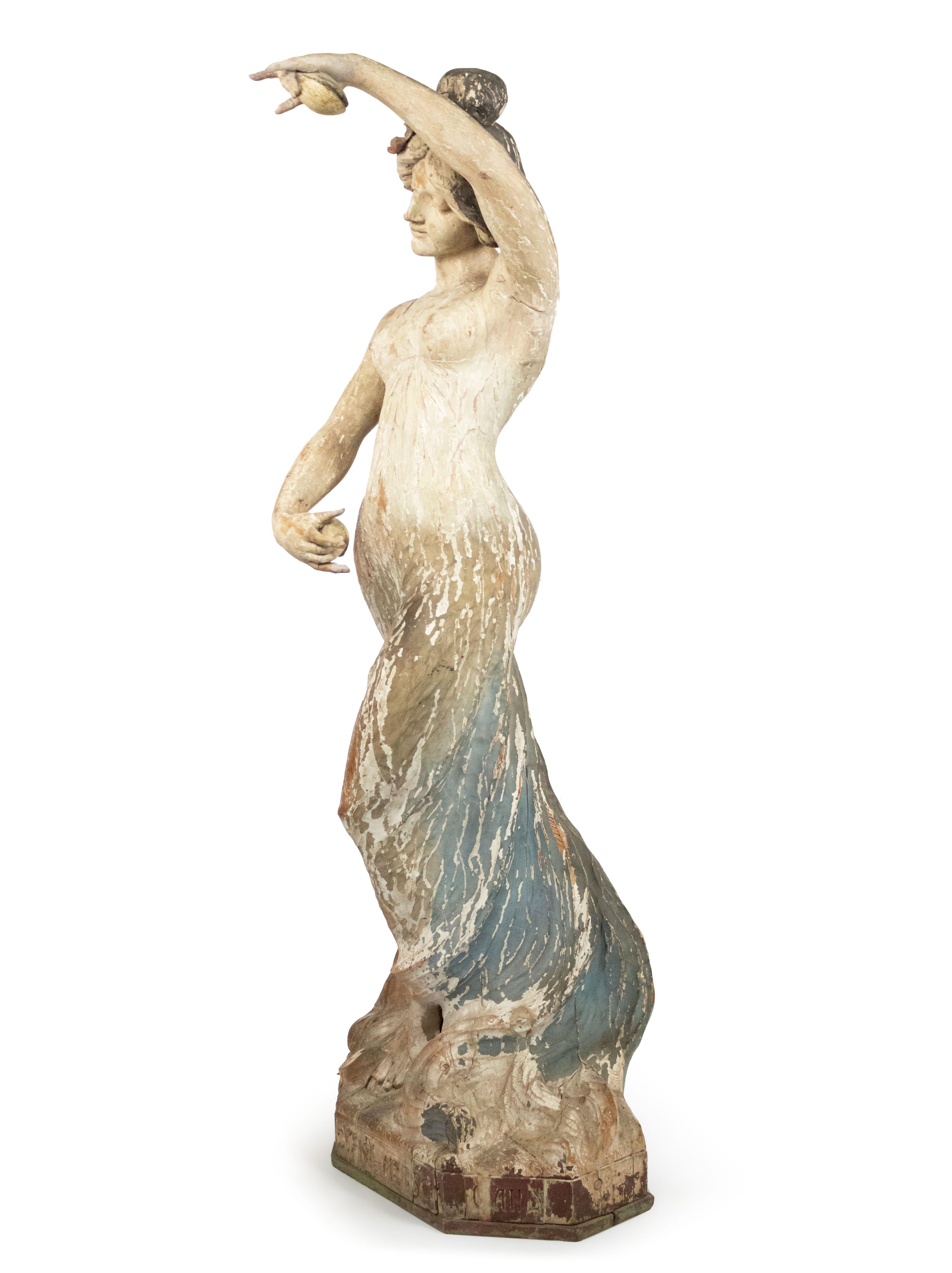 XIX secolo Coppia di figure danzanti in legno in stile Art Nouveau in vendita