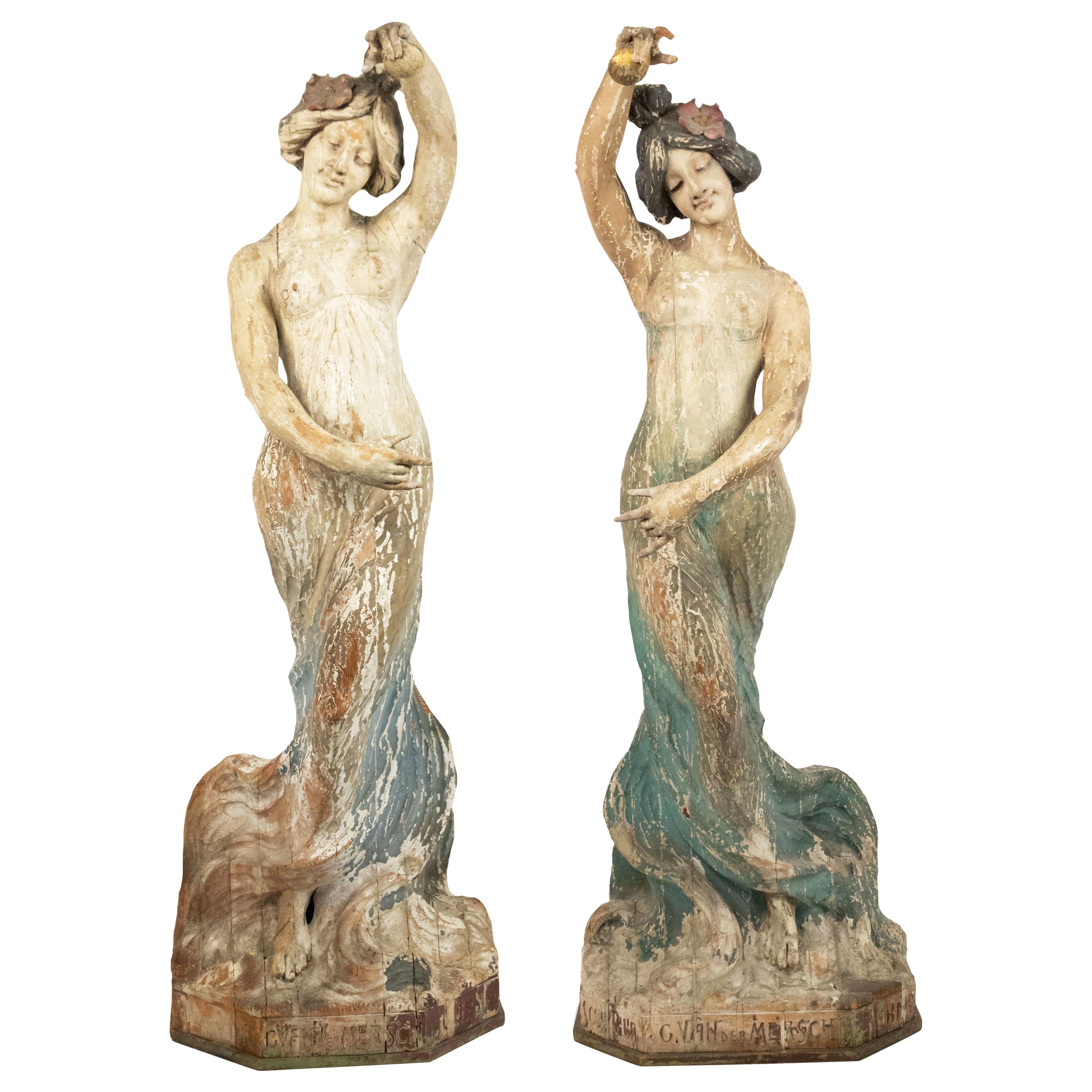 Paire de figures de danse en bois Art Nouveau