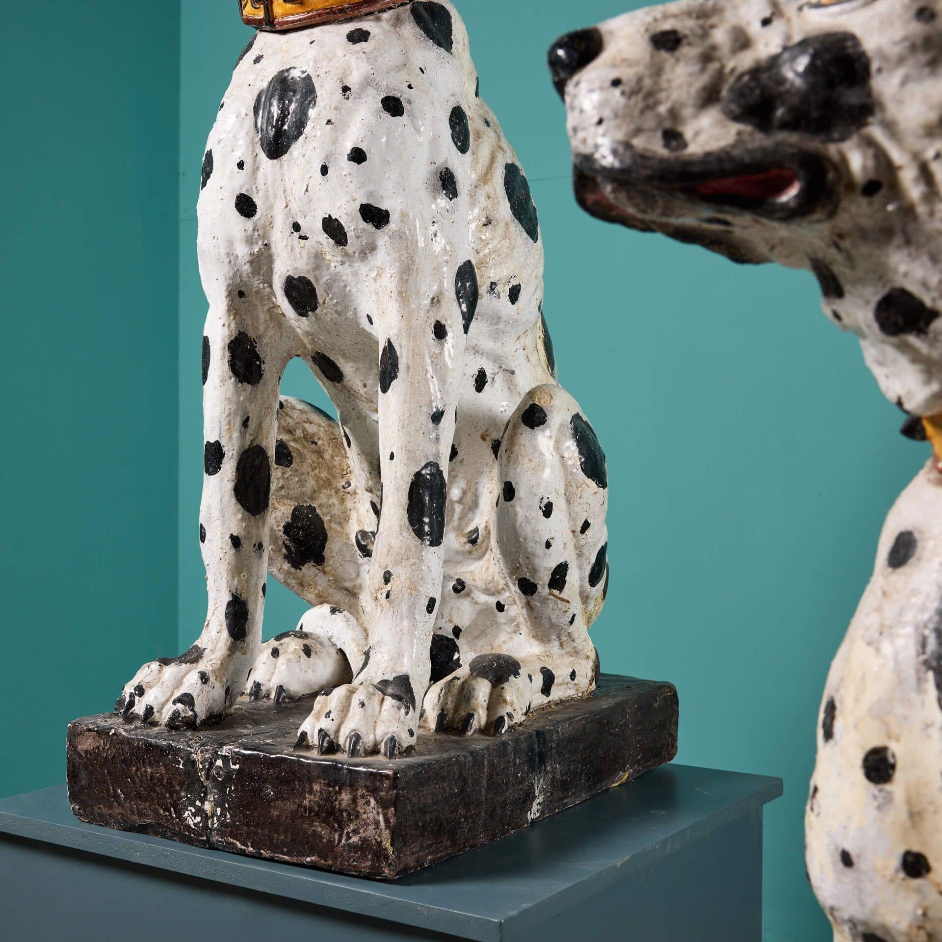 Pareja de estatuas italianas a tamaño natural de perro gran danés blanco y negro Glaseado en venta