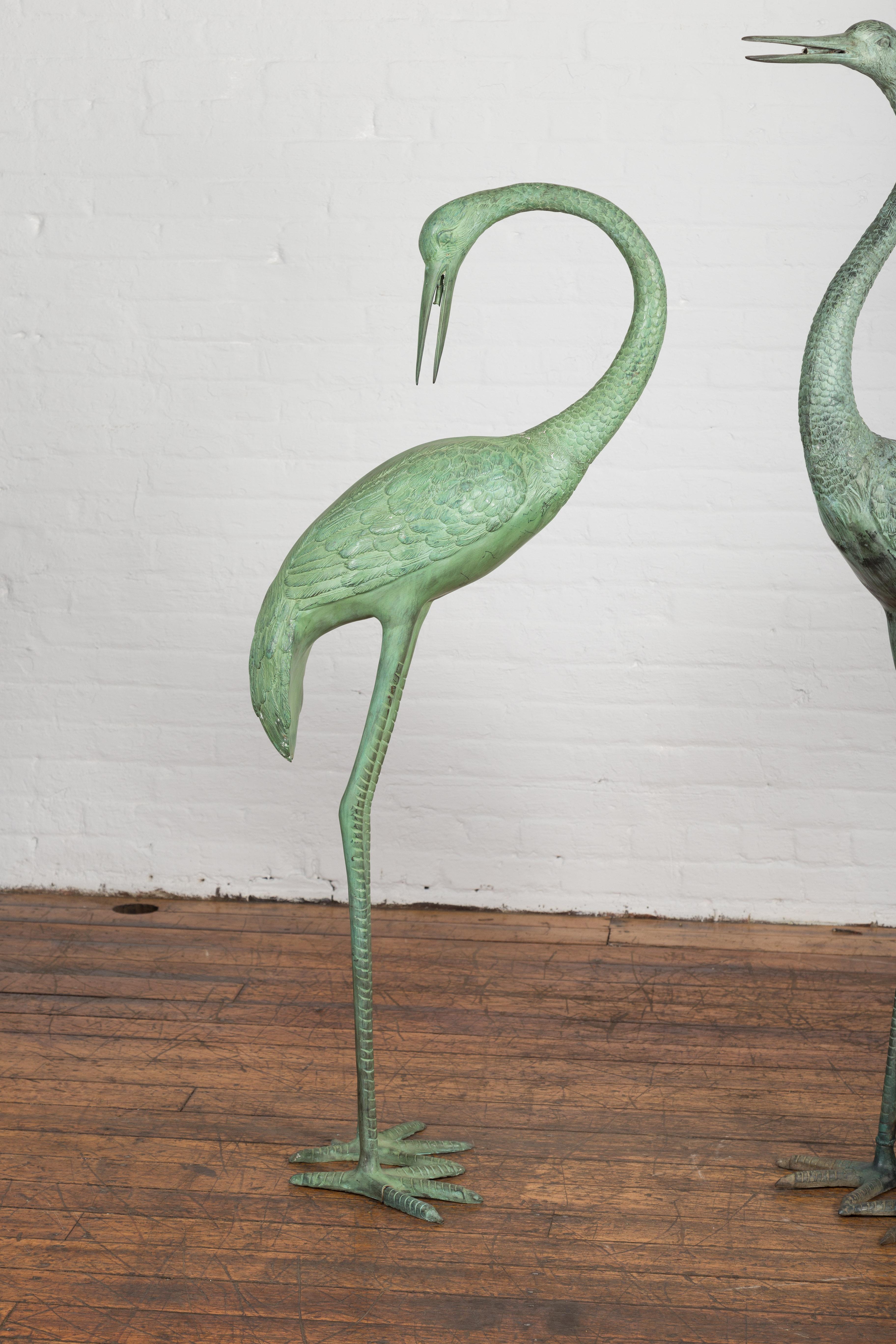 Paire de sculptures de grues grandeur nature en bronze moulé à la cire perdue avec patine vert-de-gris en vente 1