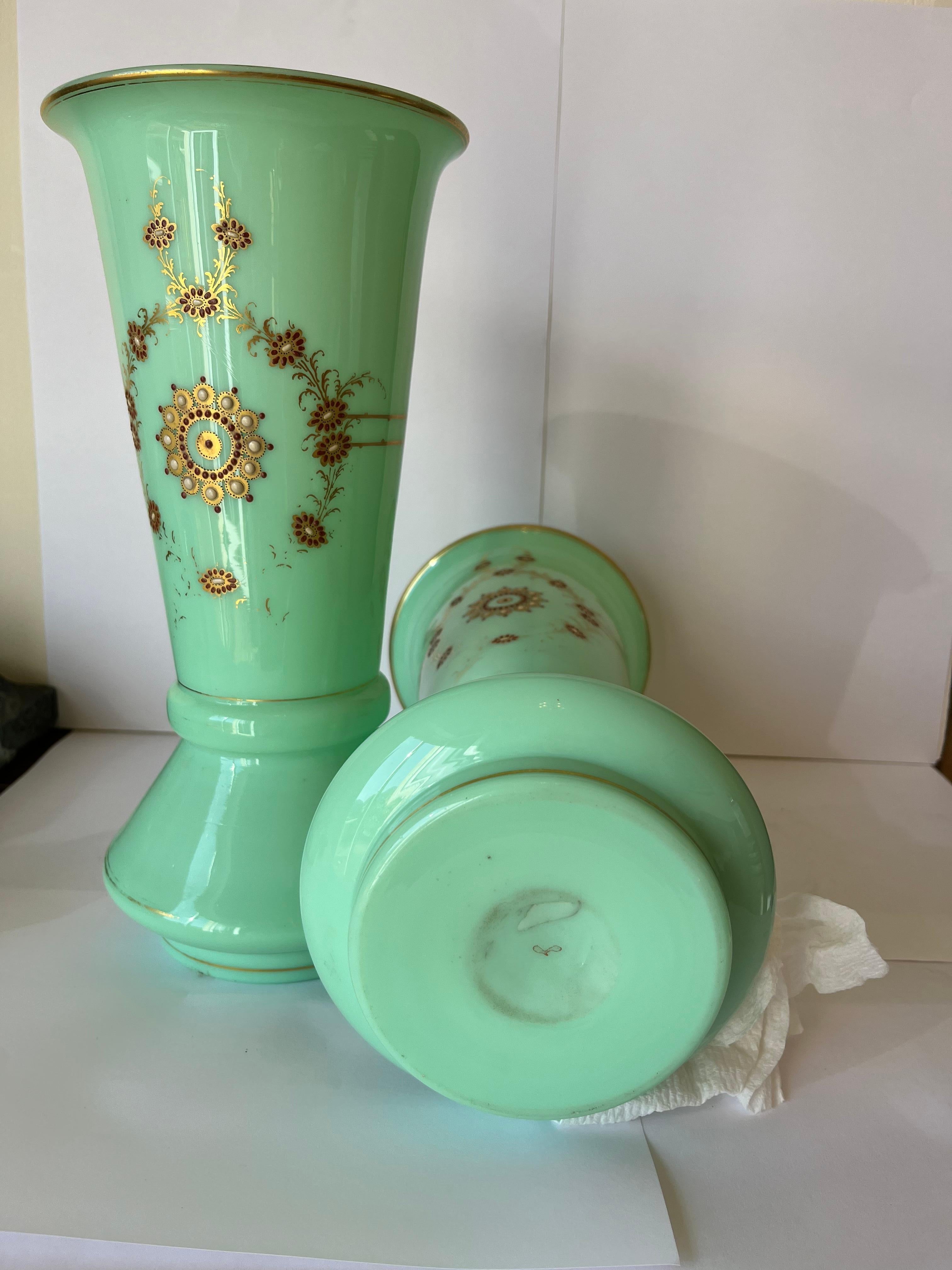 Restauration Paire de luminaires  Vert  Opaline  Vases en verre CharlesX 1870 motifs or et rouge foncé en vente