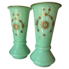 Paire de luminaires  Vert  Opaline  Vases en verre CharlesX 1870 motifs or et rouge foncé