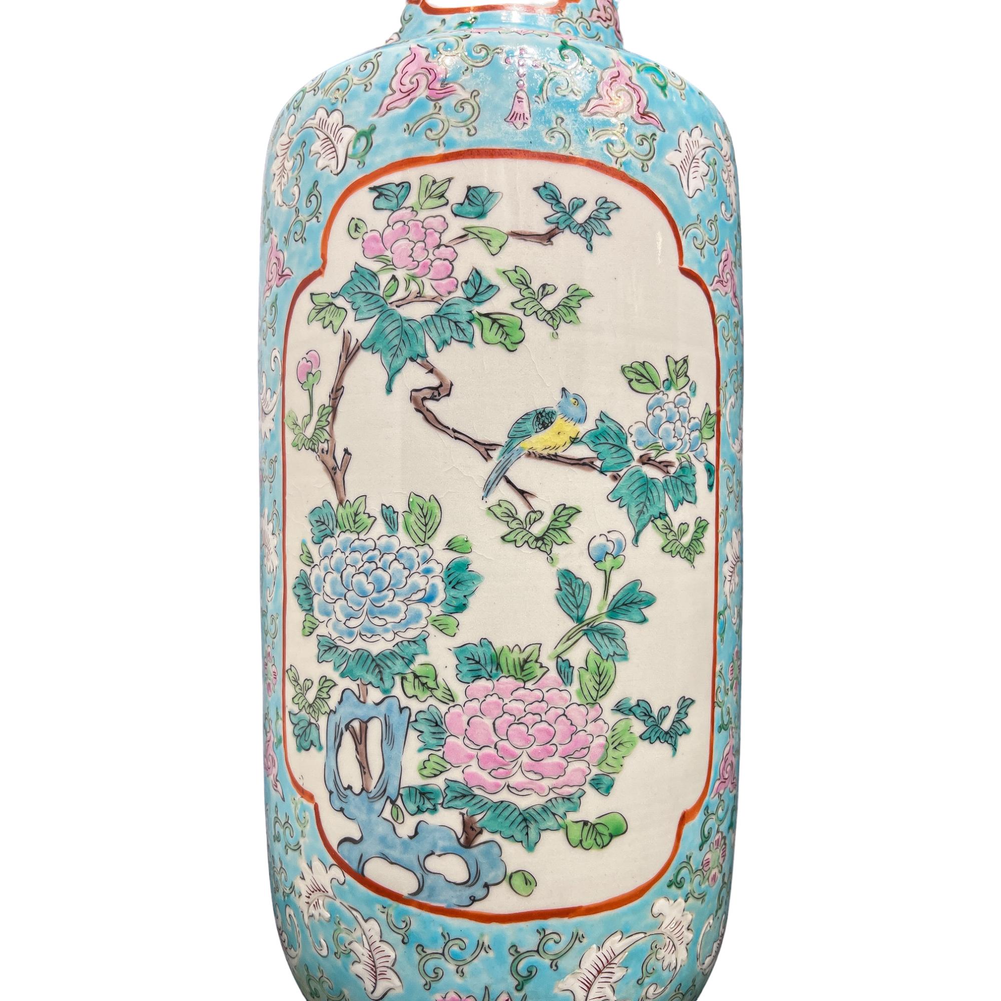 20ième siècle Paire de vases chinois bleu clair en vente