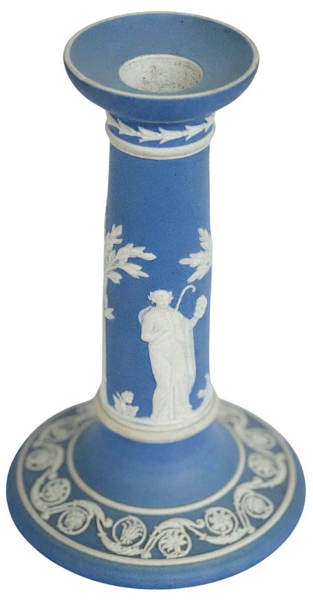 Inglese Coppia di candelieri Wedgwood in diaspro blu chiaro, 1920 ca. in vendita