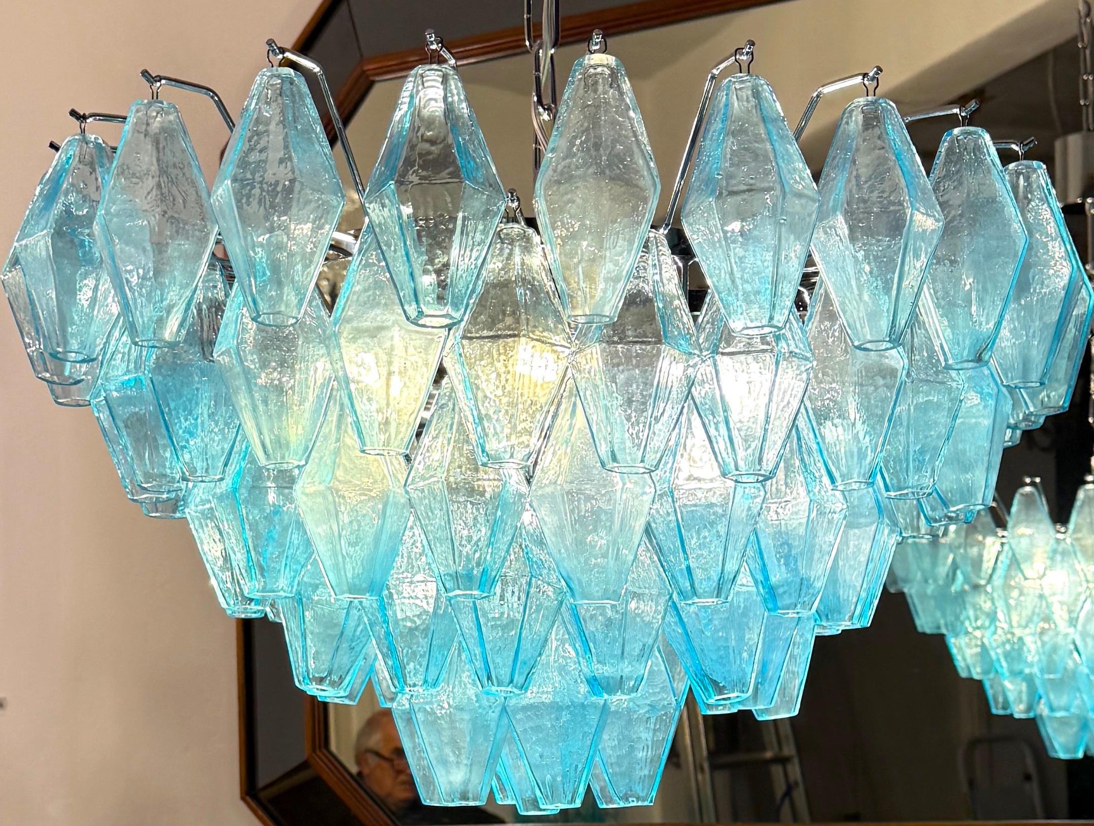 Questo lampadario è composto da decine di Acquamarine soffiate a mano.  Poliedri di colore blu chiaro in vetro di Murano con cornice in ottone.
 Il prezzo si intende per 2 articoli.
Edizione limitata di un grande maestro del vetro