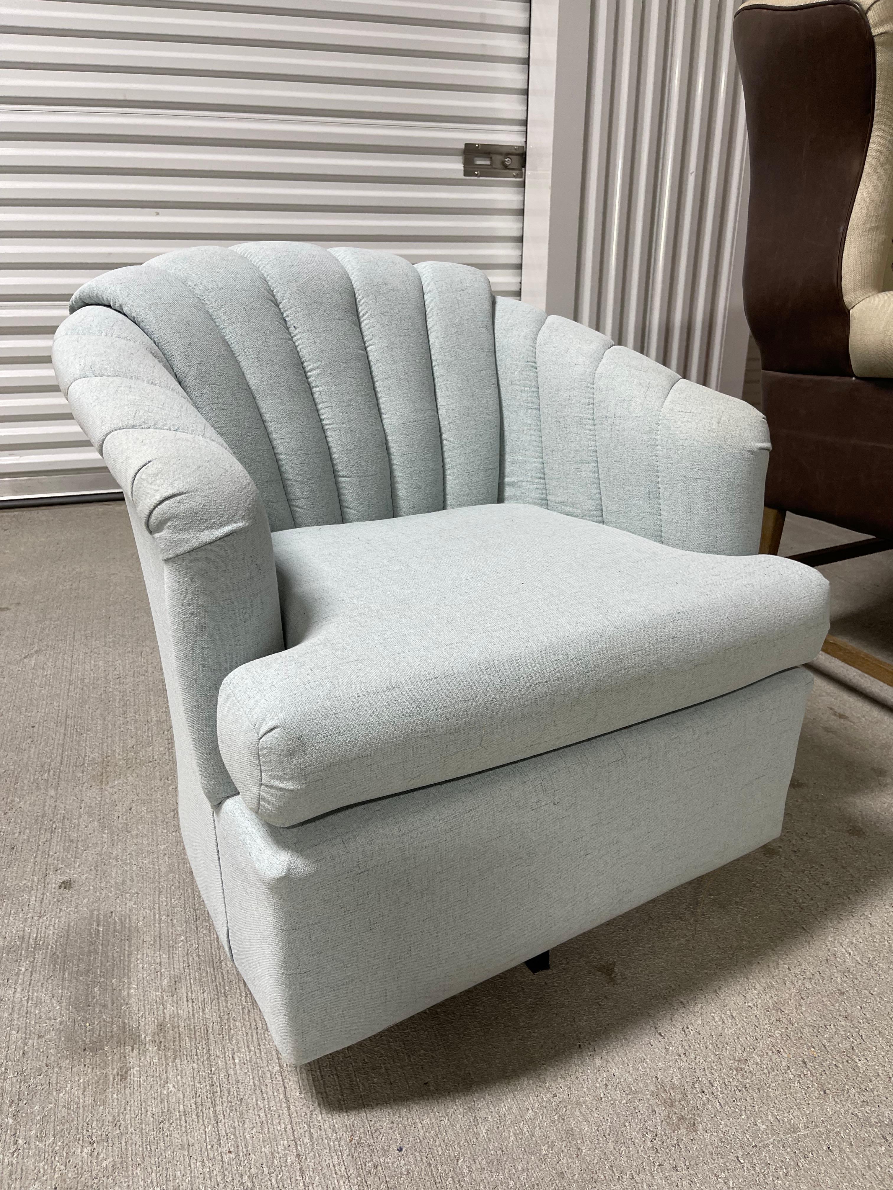 Américain Paire de fauteuils club pivotants à dossier en éventail et abat-jour bleu clair, 21e siècle en vente