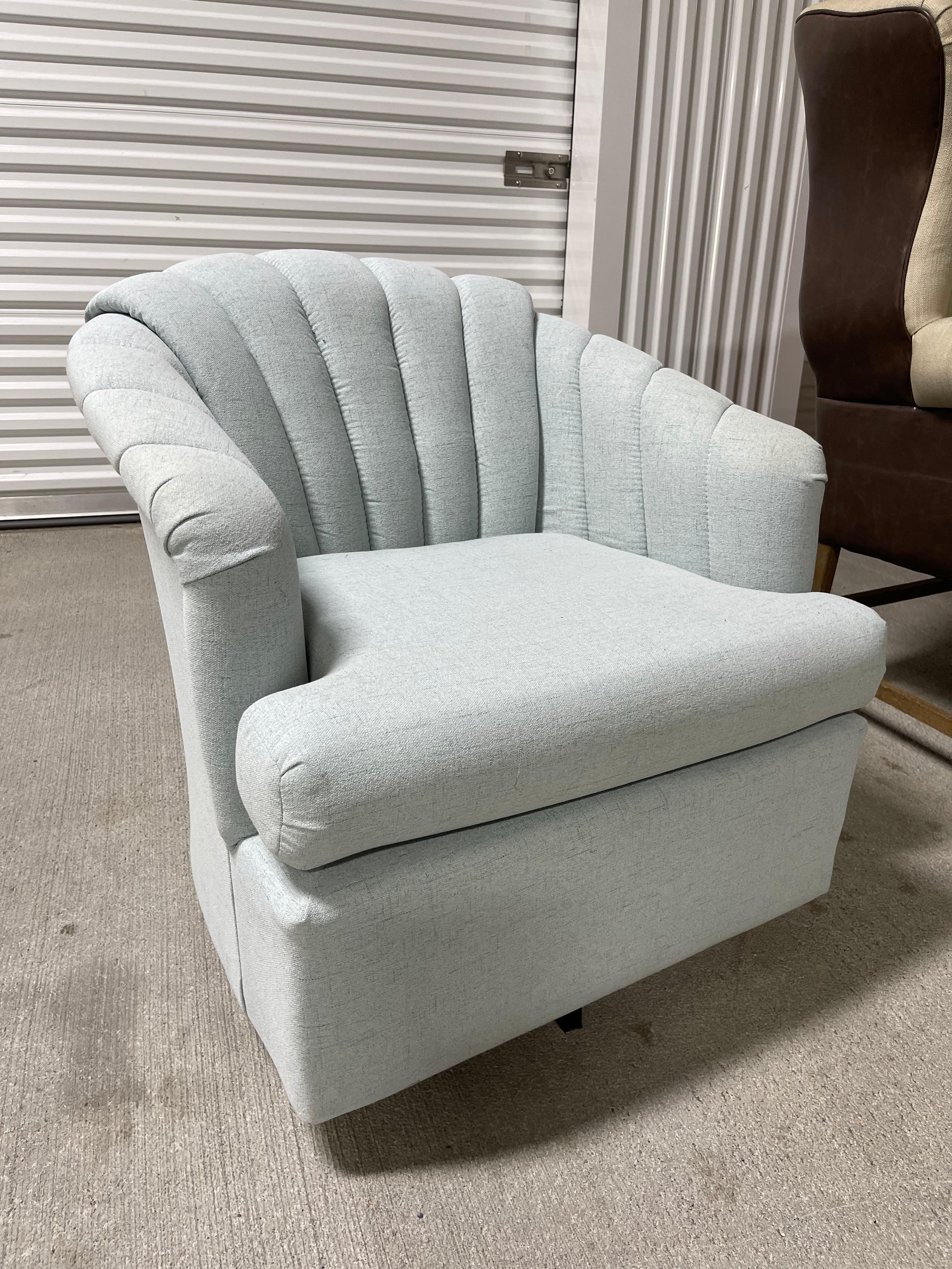 Paire de fauteuils club pivotants à dossier en éventail et abat-jour bleu clair, 21e siècle Bon état - En vente à Savannah, GA