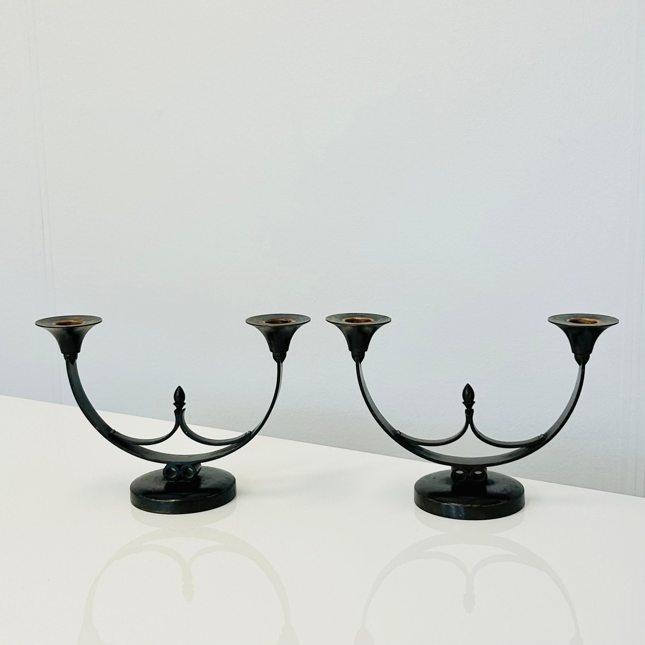 Ein bemerkenswertes Paar Kerzenhalter aus Bronze, entworfen von dem bekannten Künstler Just Andersen in den 1930er Jahren. Diese exquisiten Kerzenhalter, Modell LB 1941, sind ein Zeugnis für Andersens künstlerische Brillanz. Ihr zeitloses Design