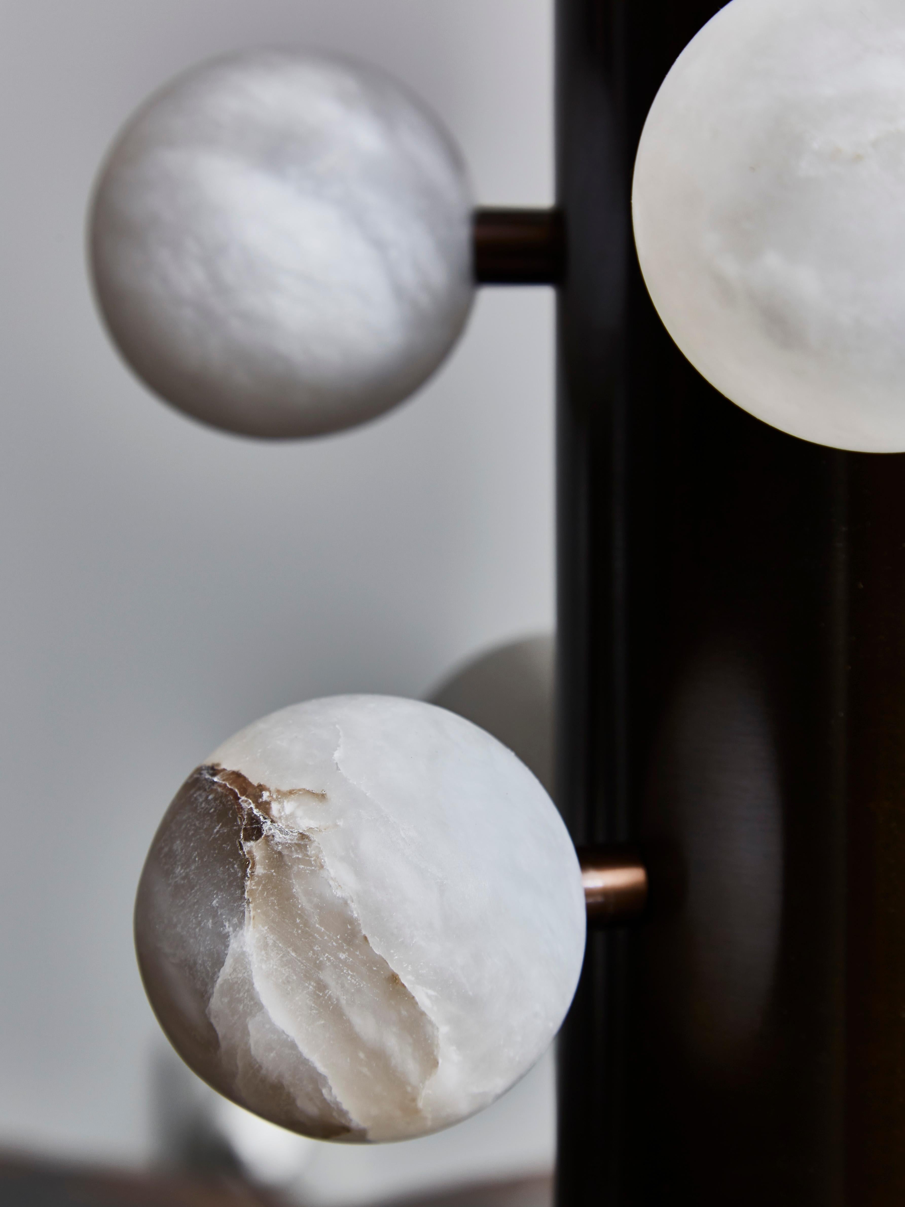 XXIe siècle et contemporain Paire de lampes de bureau en laiton de finition bronze clair avec sphères en albâtre en vente