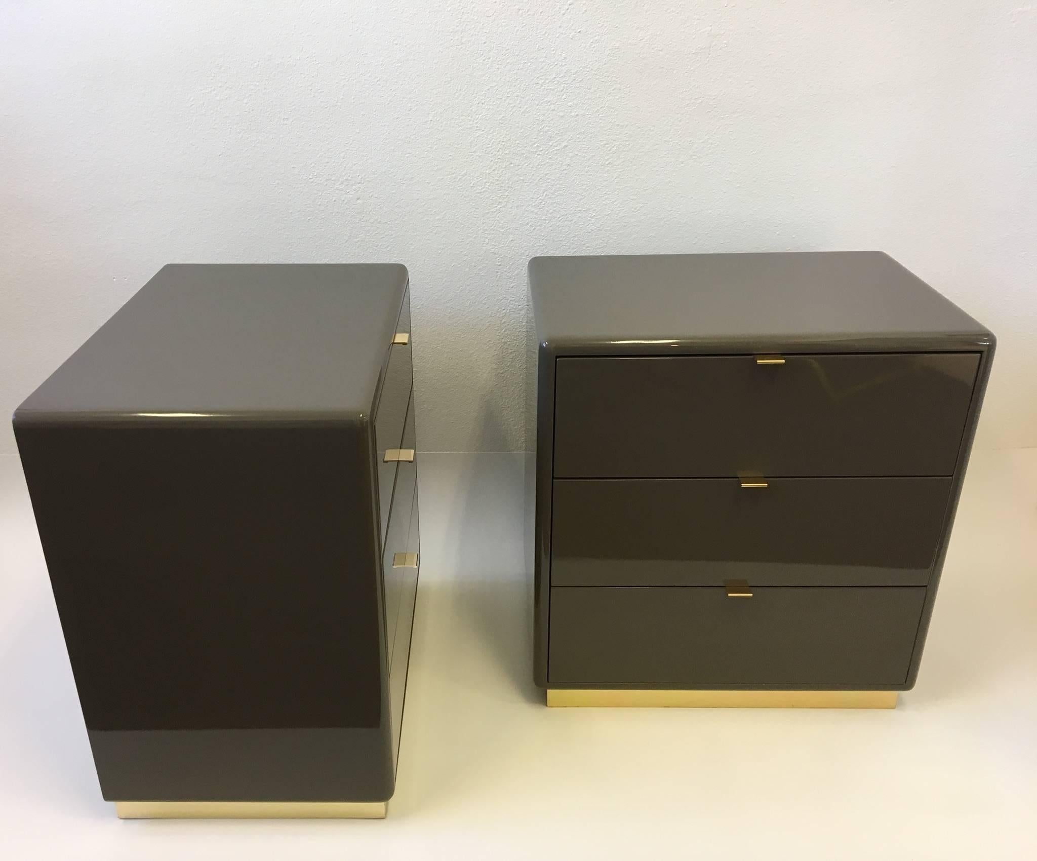 Pair of Light Brown Lacquer and Brass Nightstands by Steve Chase In Excellent Condition In Palm Springs, CA