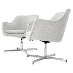 Paire de chaises de bureau gris clair à dossier baril en tissu d'ameublement à panier