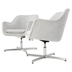 Paire de chaises de bureau gris clair à dossier baril en tissu d'ameublement à panier 