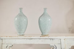 Pareja de jarrones de porcelana esmaltada en celadón gris claro con fino dibujo craquelado