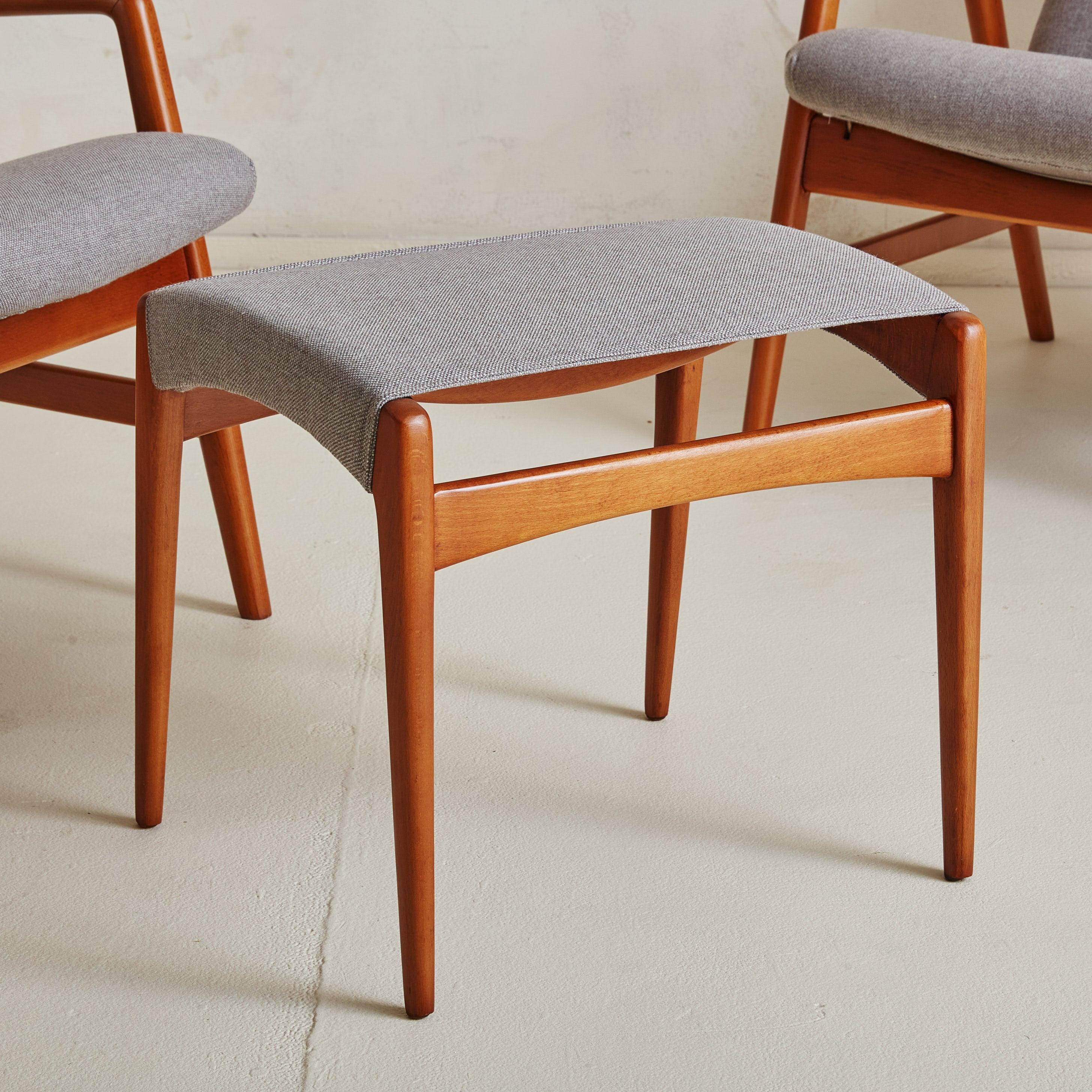 Ein Paar Loungesessel aus den 1960er Jahren und passende Ottomane des schwedischen Designers Alf Svensson für Fritz Hansen. Diese skandinavisch-modernen Stühle zeichnen sich durch skulpturale Ahornholzrahmen in einem warmen Kirschton mit elegant