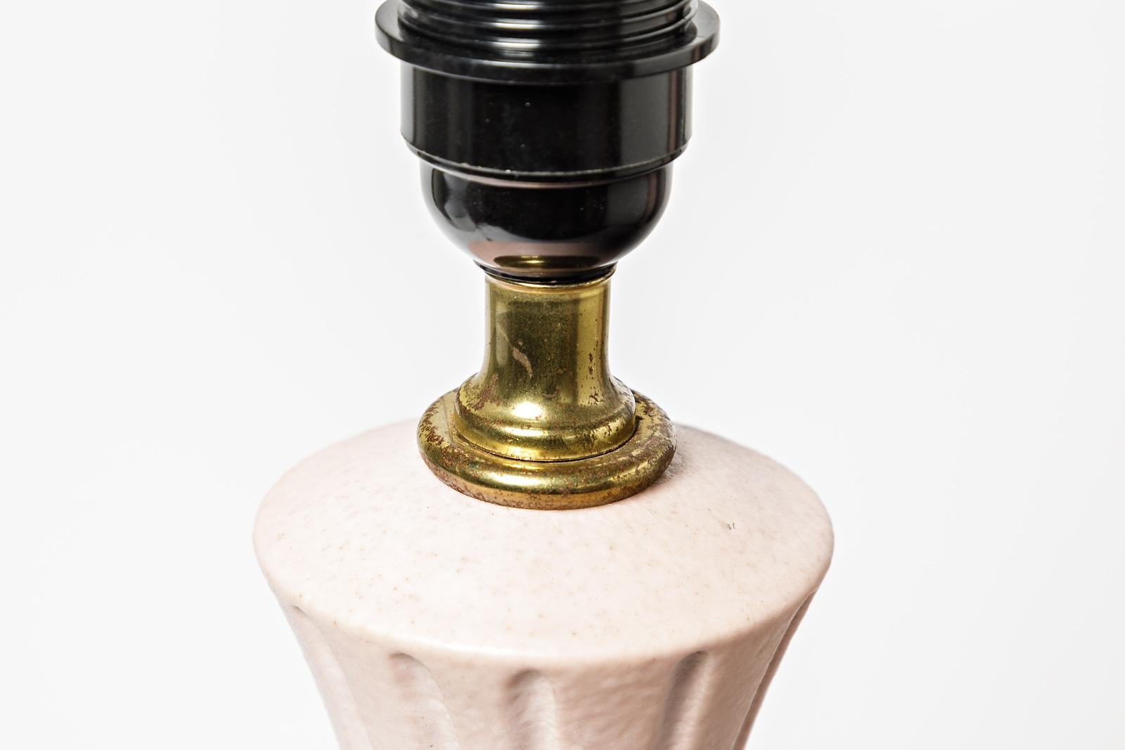 Français Paire de lampes de table en céramique rose clair, design du milieu du siècle 20e siècle en vente