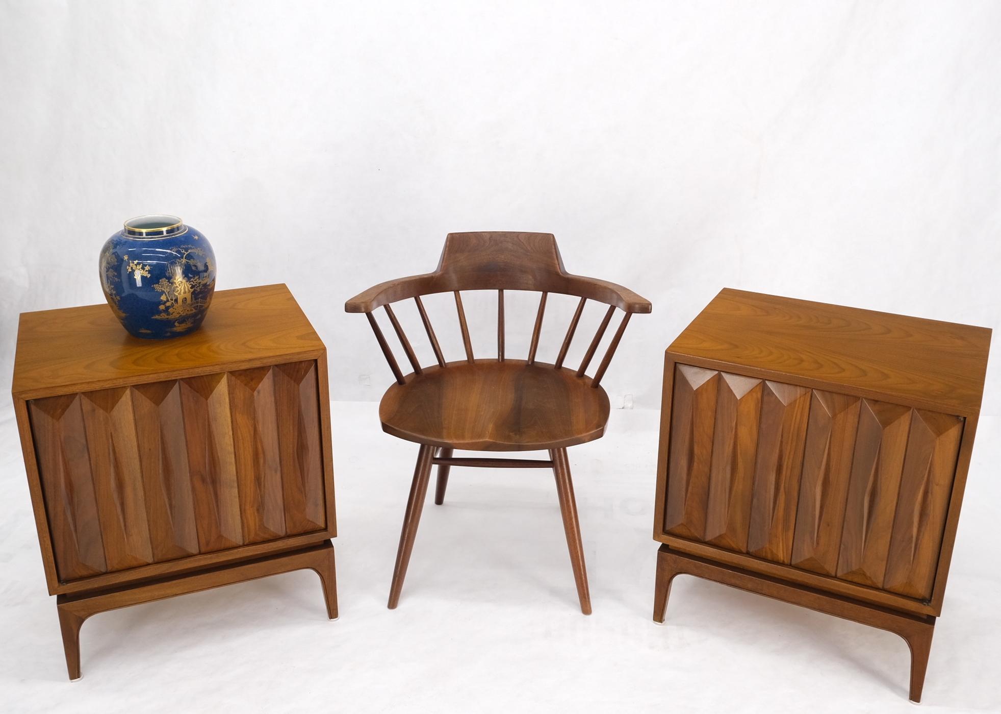 Mid-Century Modern Pair of Light Walnut Carved Dimond Front Doors Bracket Leg Night Stands Mint For Sale