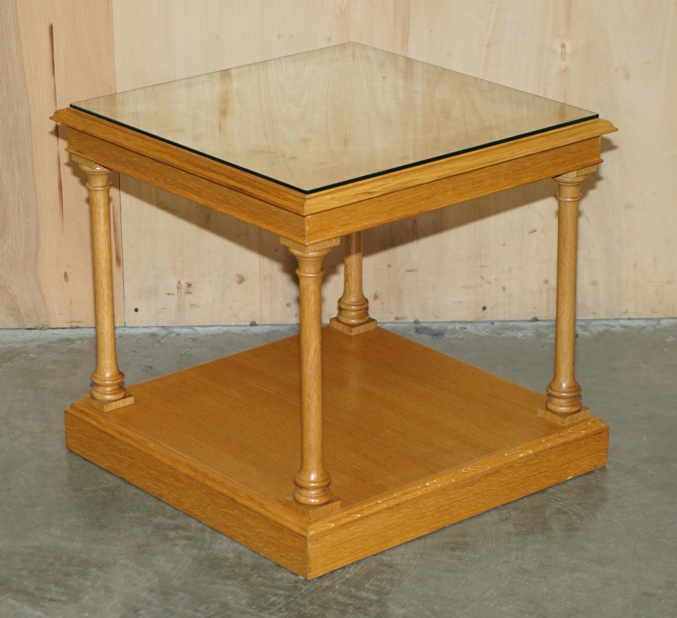 Paire de tablettes de lin ligHT WALNUT GLASS TOPPED CORINTHIAN PILLARED SIDE END LAMP WINE en vente 2