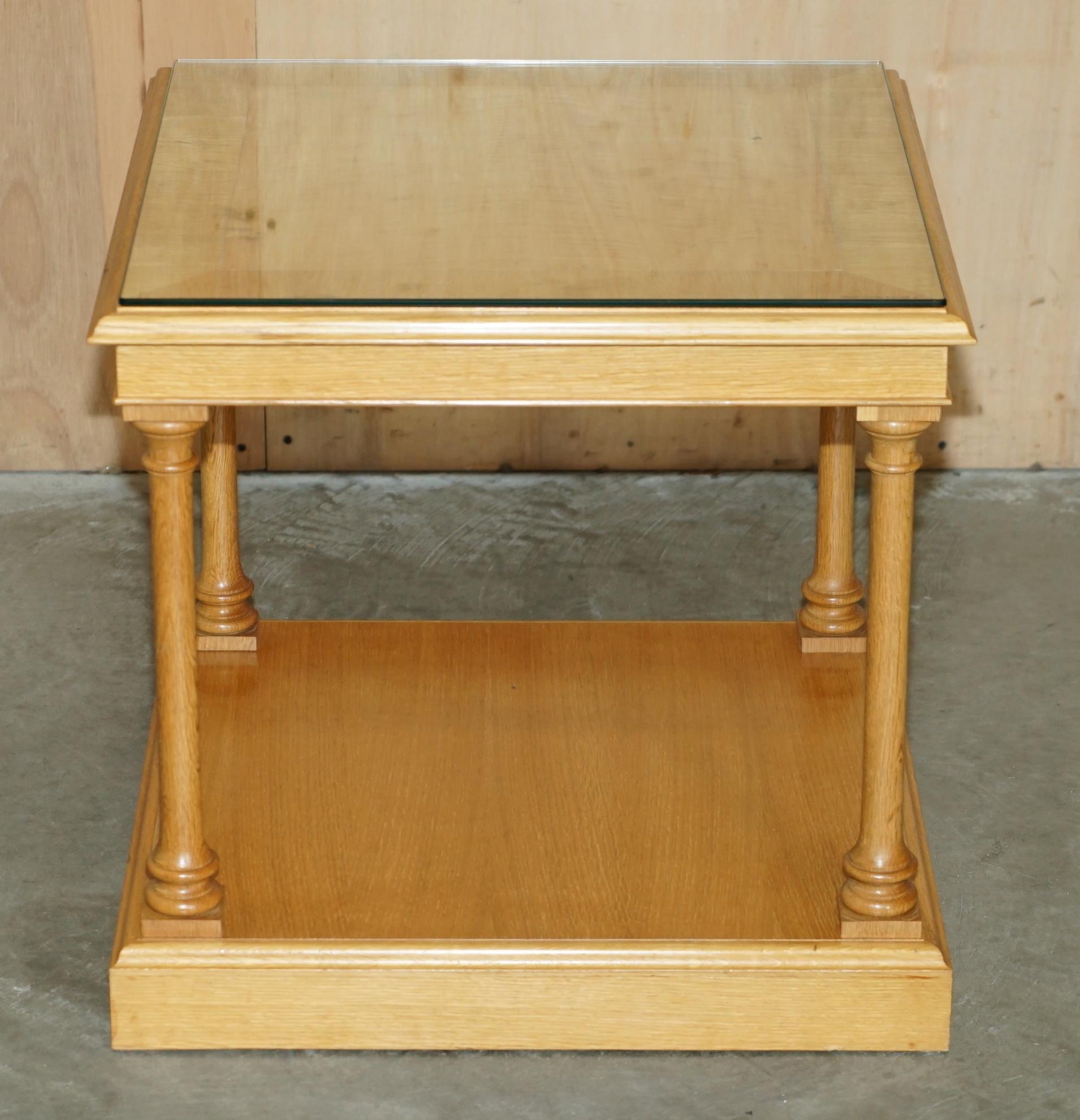 Paire de tablettes de lin ligHT WALNUT GLASS TOPPED CORINTHIAN PILLARED SIDE END LAMP WINE en vente 3