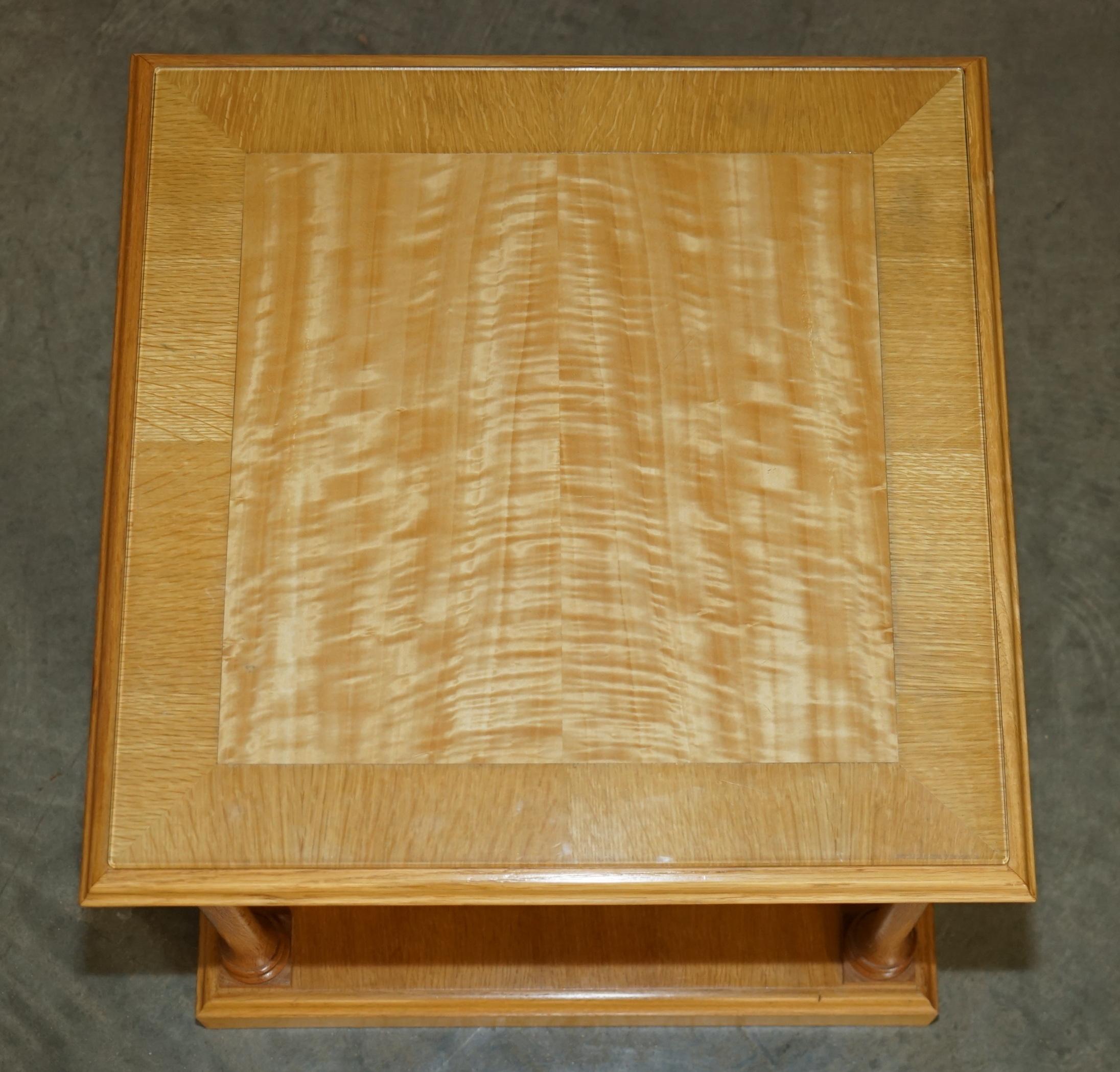 Paire de tablettes de lin ligHT WALNUT GLASS TOPPED CORINTHIAN PILLARED SIDE END LAMP WINE en vente 4