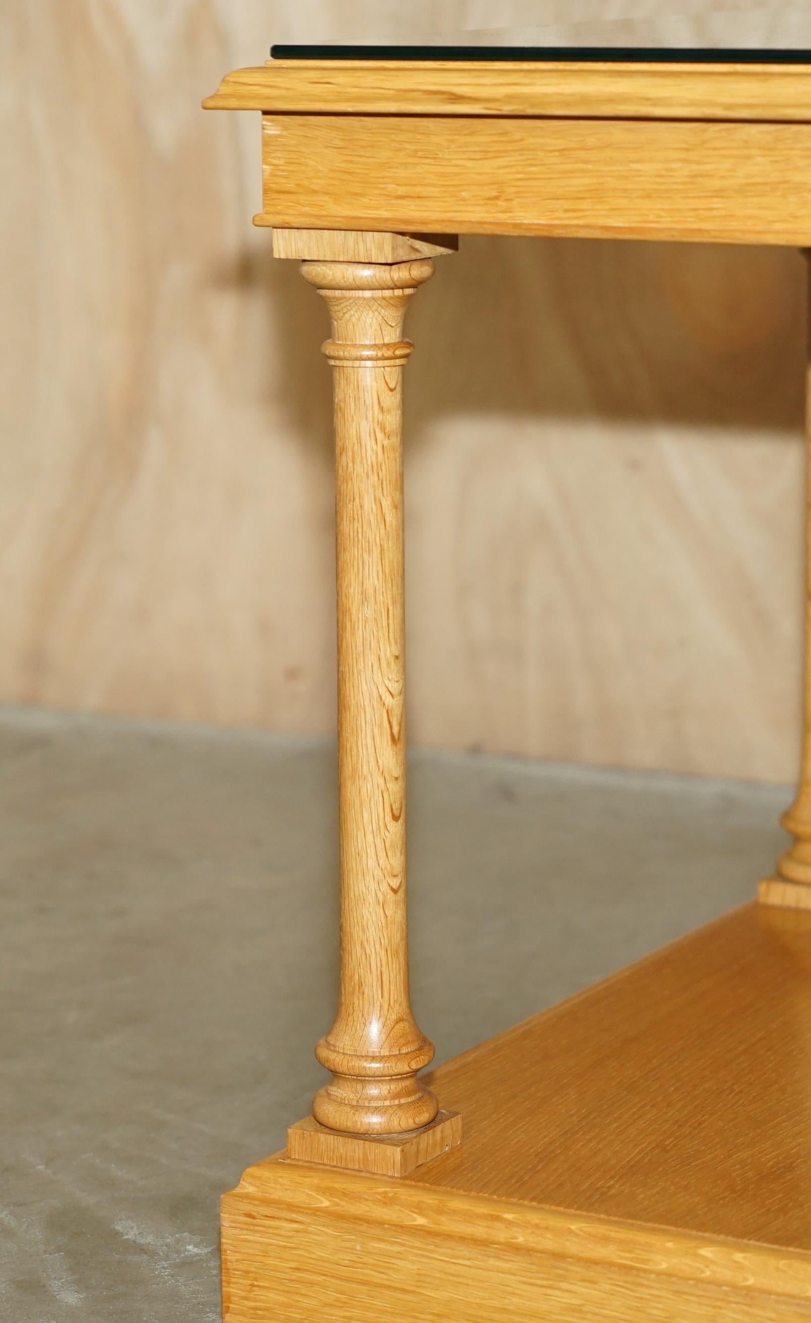 Paire de tablettes de lin ligHT WALNUT GLASS TOPPED CORINTHIAN PILLARED SIDE END LAMP WINE en vente 6
