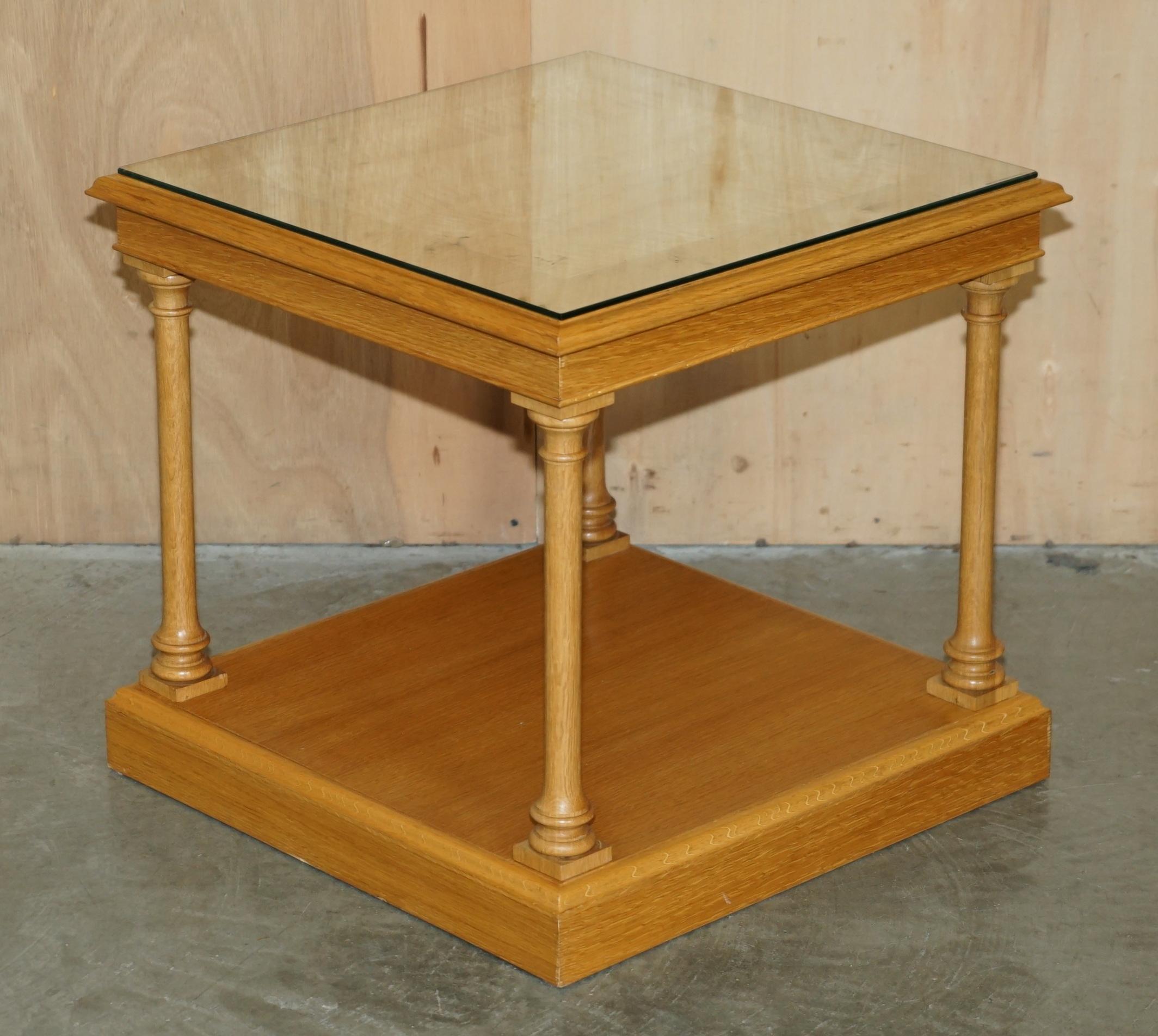 Royal House Antiques

The House Antiques a le plaisir d'offrir à la vente cette superbe paire de tables d'appoint vintage en noyer clair avec plateau en verre, dont les supports sont des colonnes de style pilier corinthien sculptées à la main.
