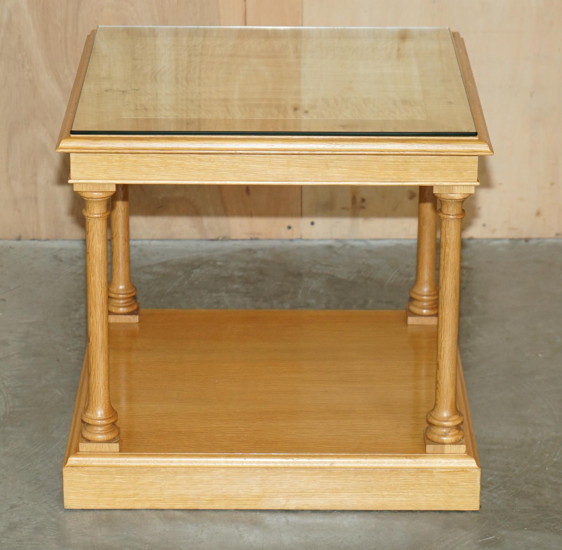 Regency Paire de tablettes de lin ligHT WALNUT GLASS TOPPED CORINTHIAN PILLARED SIDE END LAMP WINE en vente