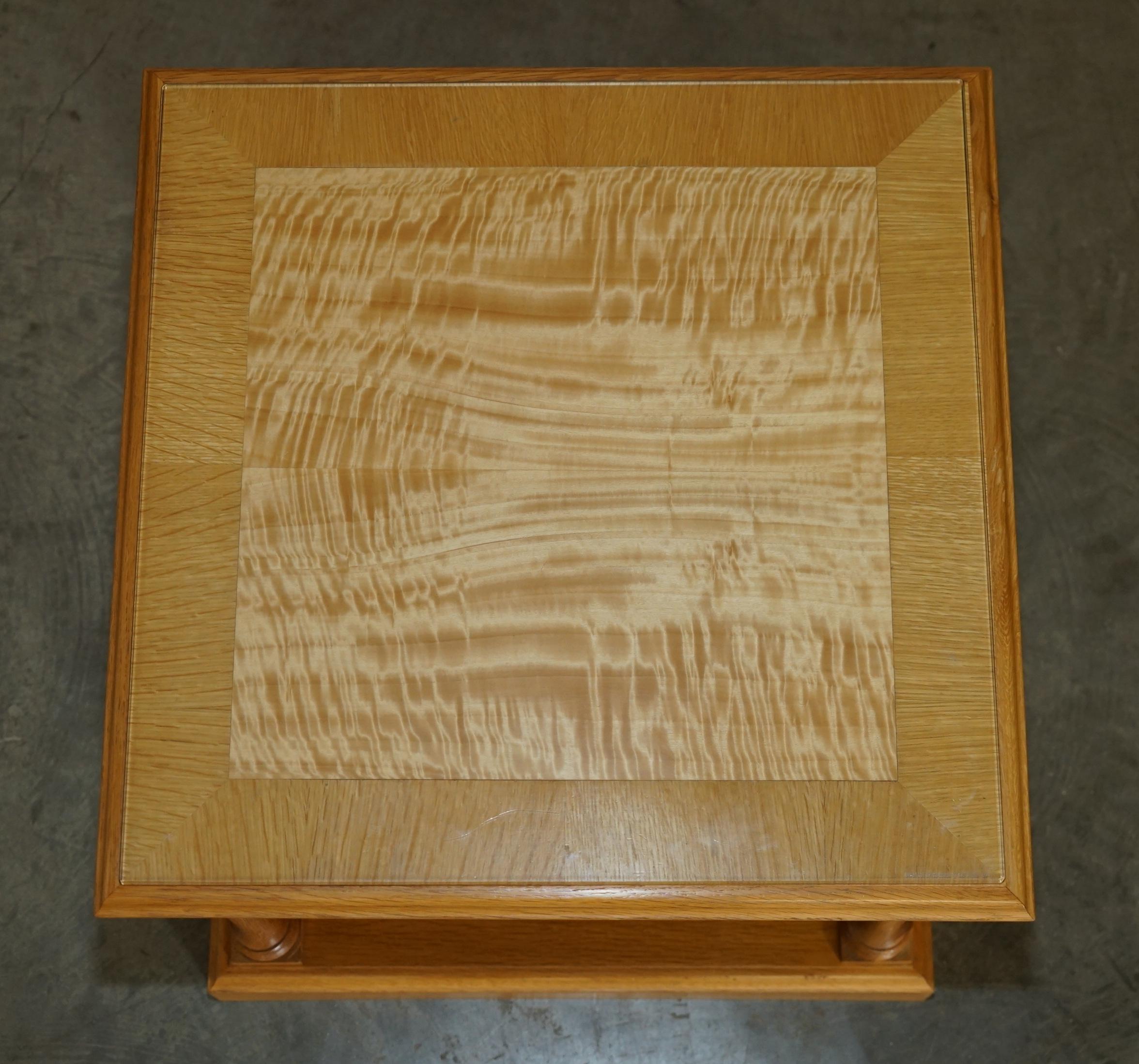 Anglais Paire de tablettes de lin ligHT WALNUT GLASS TOPPED CORINTHIAN PILLARED SIDE END LAMP WINE en vente