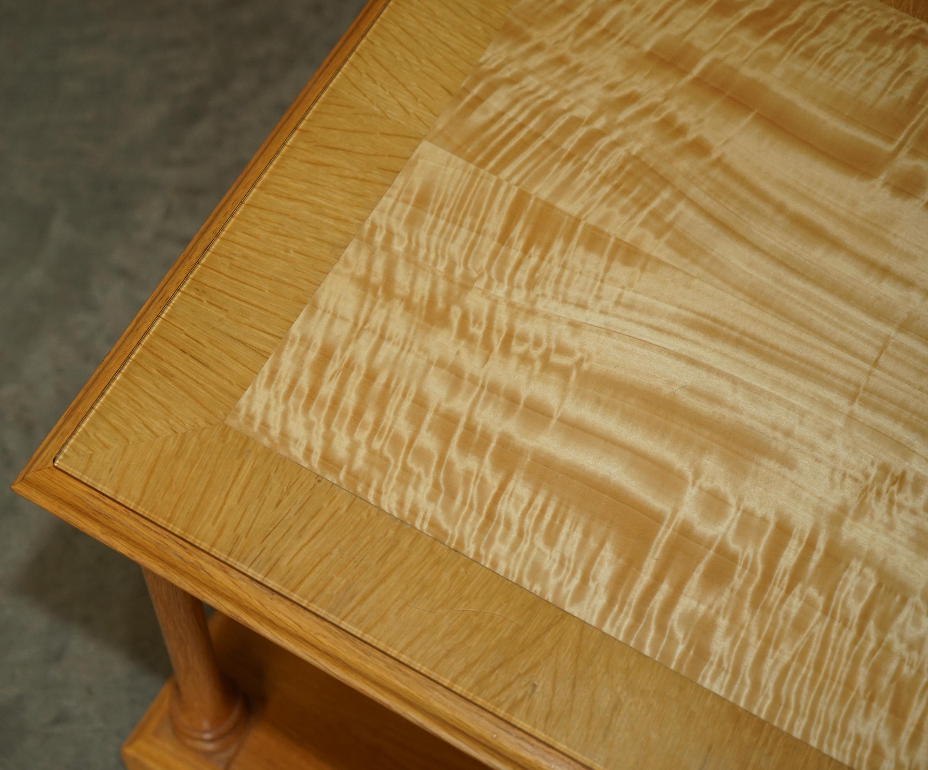 Fait main Paire de tablettes de lin ligHT WALNUT GLASS TOPPED CORINTHIAN PILLARED SIDE END LAMP WINE en vente