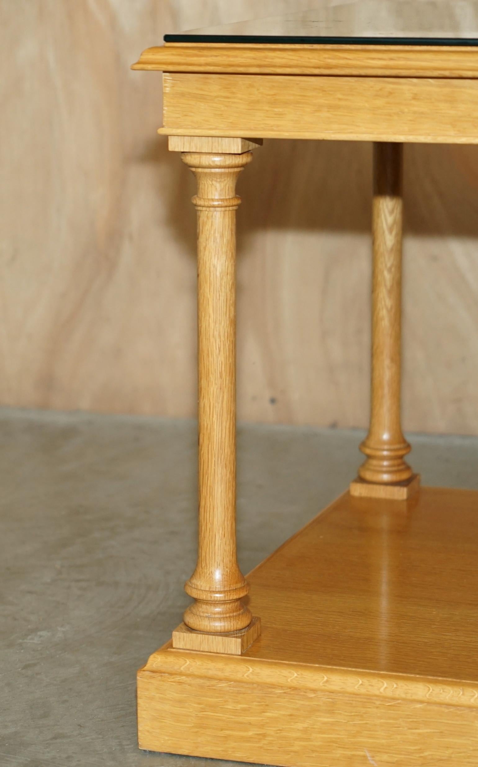 Paire de tablettes de lin ligHT WALNUT GLASS TOPPED CORINTHIAN PILLARED SIDE END LAMP WINE Bon état - En vente à West Sussex, Pulborough