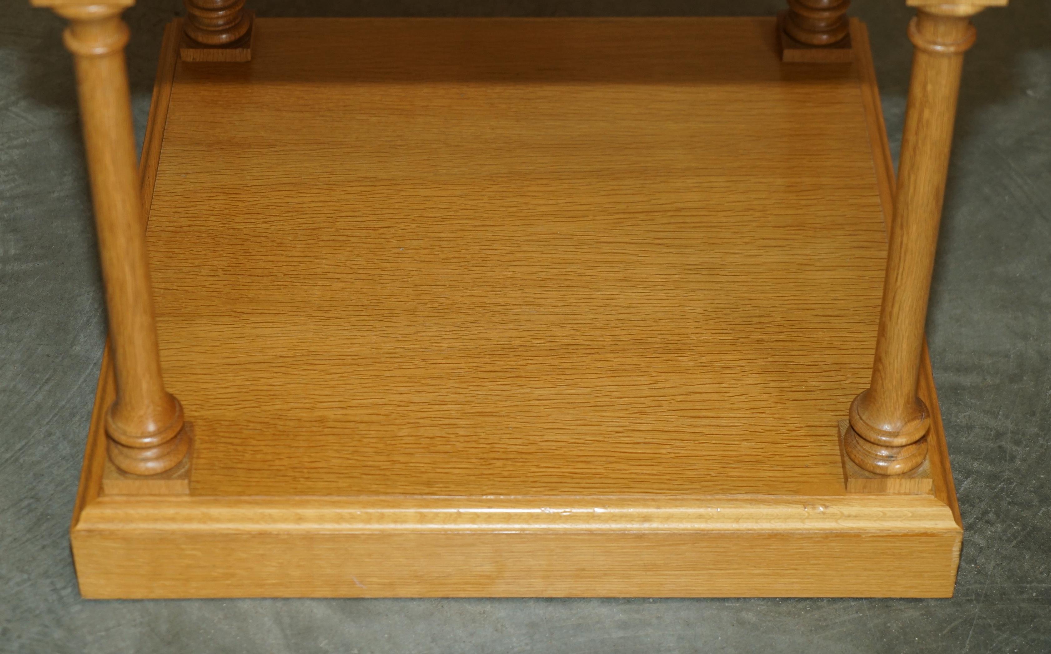 Paire de tablettes de lin ligHT WALNUT GLASS TOPPED CORINTHIAN PILLARED SIDE END LAMP WINE en vente 1