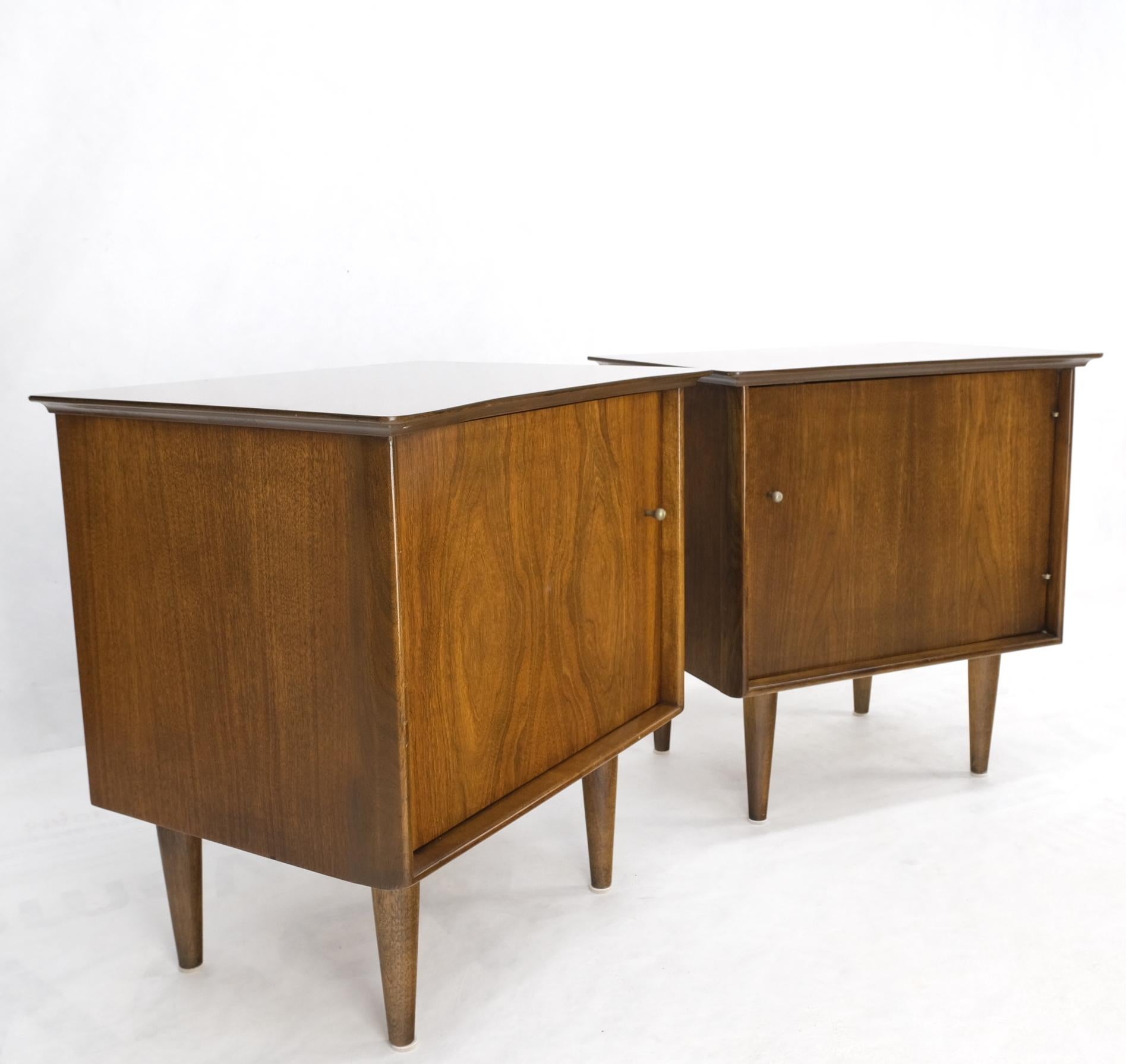 Pair of Light Walnut One Door Nightstands End Side Tables Tapered Legs Mint For Sale 7