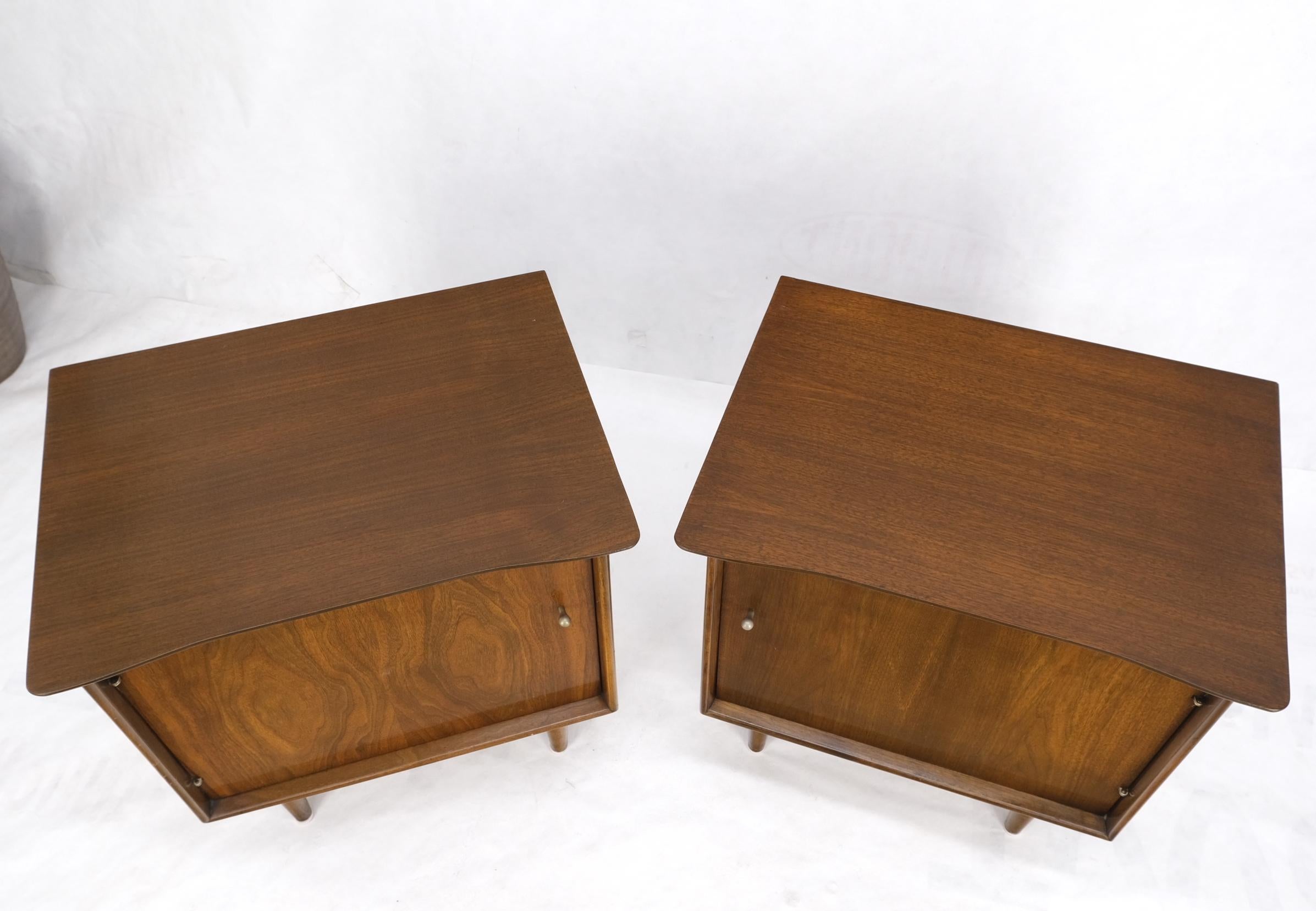 Pair of Light Walnut One Door Nightstands End Side Tables Tapered Legs Mint For Sale 8