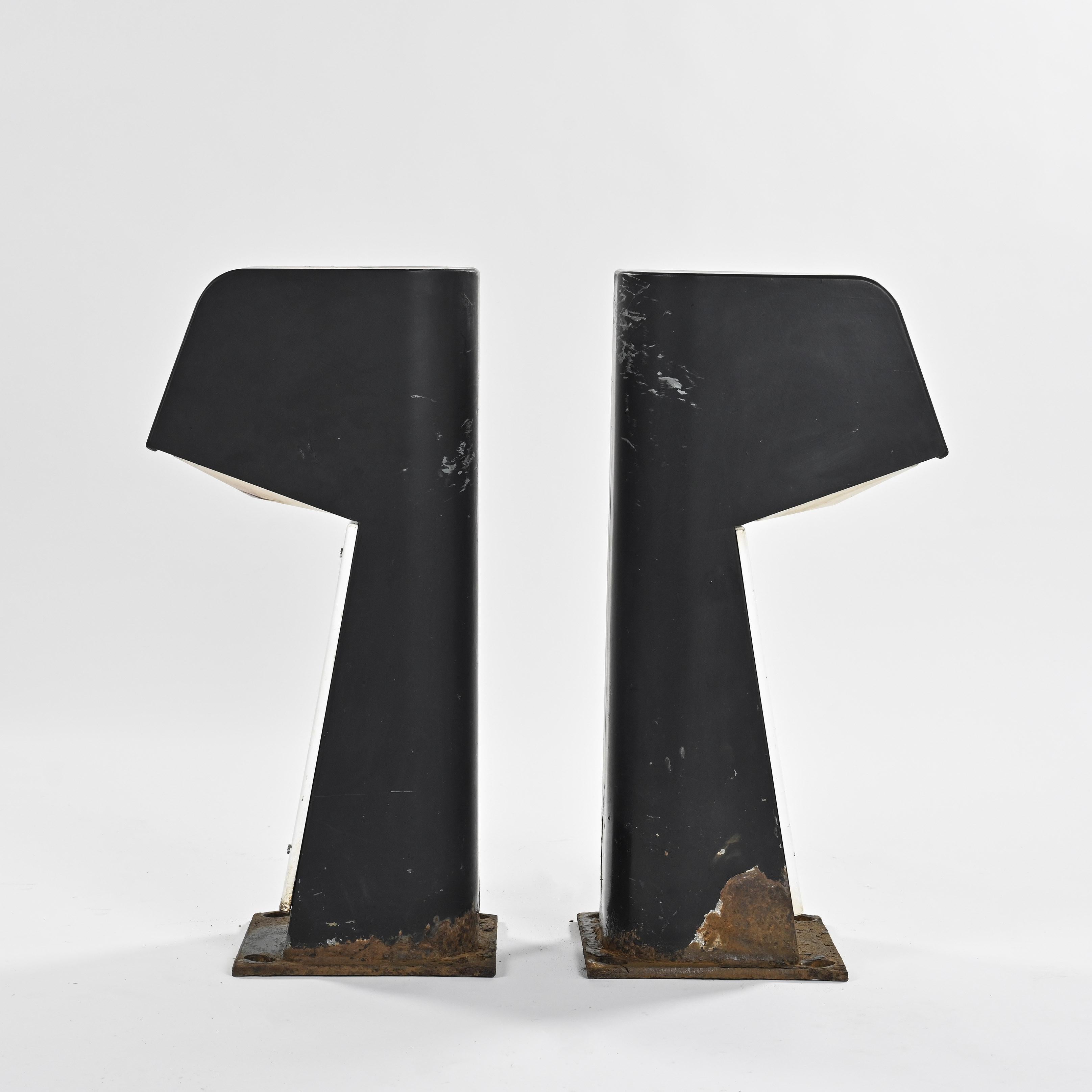 A rare pair of lighting terminals, known as Blind Bollards (BB), designed by French architect Jean Balladur. 

The structure is made of black lacquered folded steel housing a glass diffuser, resting on a square base

Provenance: La Grande-Motte,