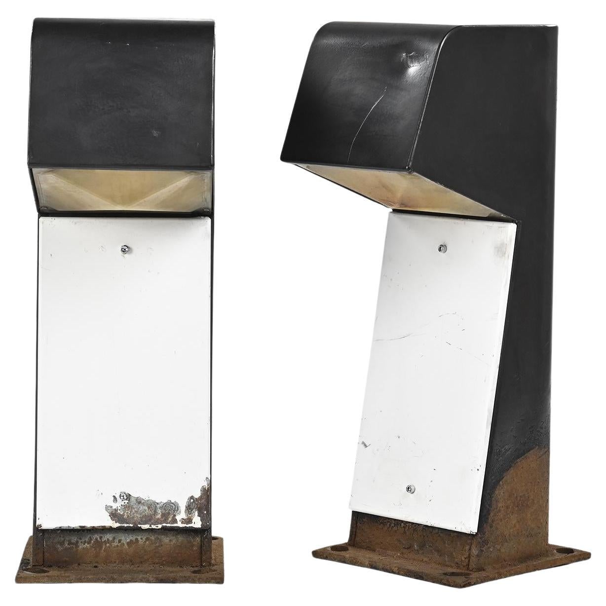 Una rara coppia di terminali di illuminazione, noti come Dissuasori Ciechi (BB), progettati dall'architetto francese Jean Balladur. 

La struttura è realizzata in acciaio piegato laccato nero.  che ospita un diffusore in vetro, appoggiato su una
