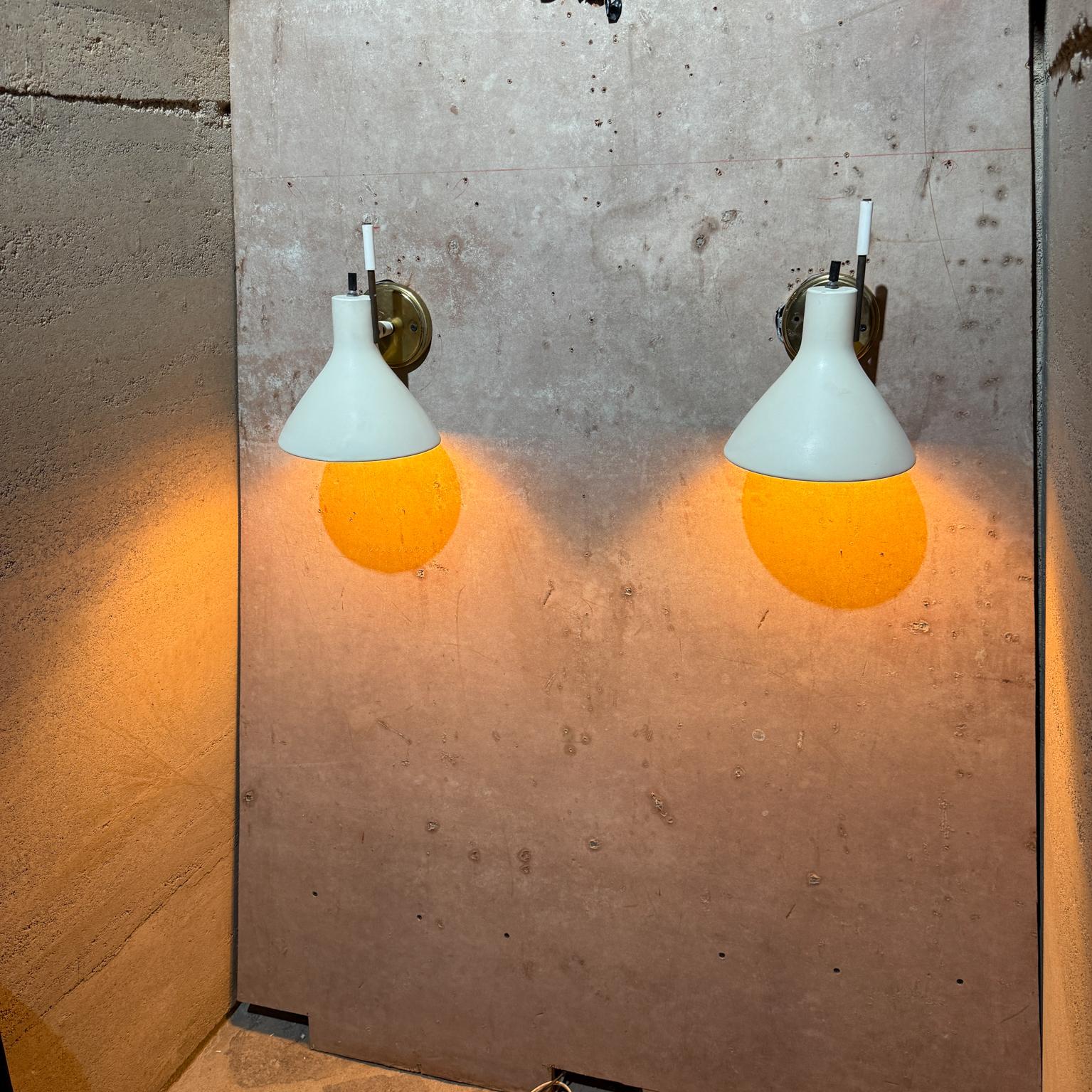 Ein Paar Lightolier Wandteller in cremefarbener Farbe. Getestet und funktioniert ohne jegliche Probleme. 
Messing mit originaler Vintage-Patina. 
Abmessungen: 10,5 H x 7,5 T x 7,5 Durchmesser.
Im Einschaltknopf ist 