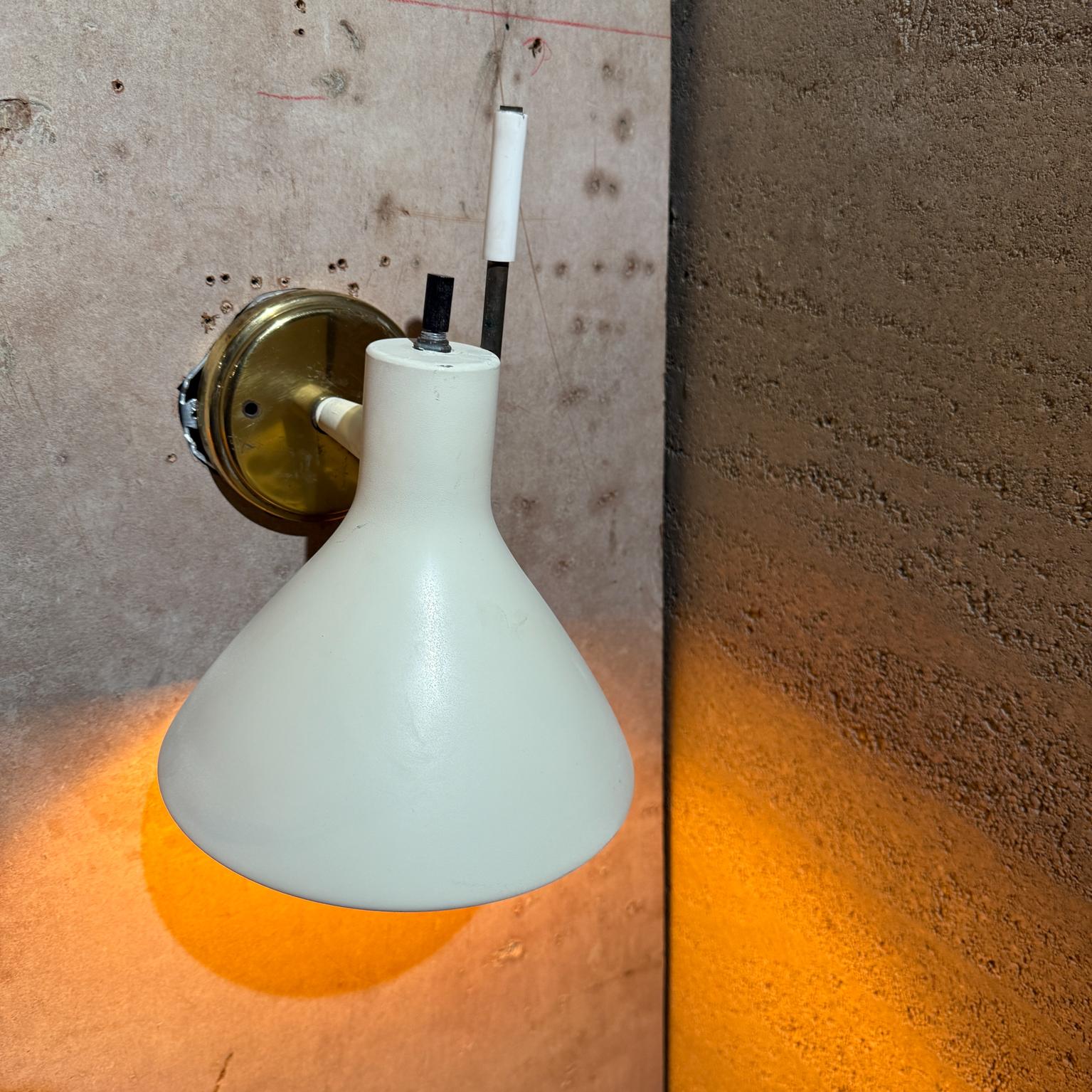 Paar Lightolier-Wandleuchter, Moderne der Mitte des Jahrhunderts (Gemalt) im Angebot