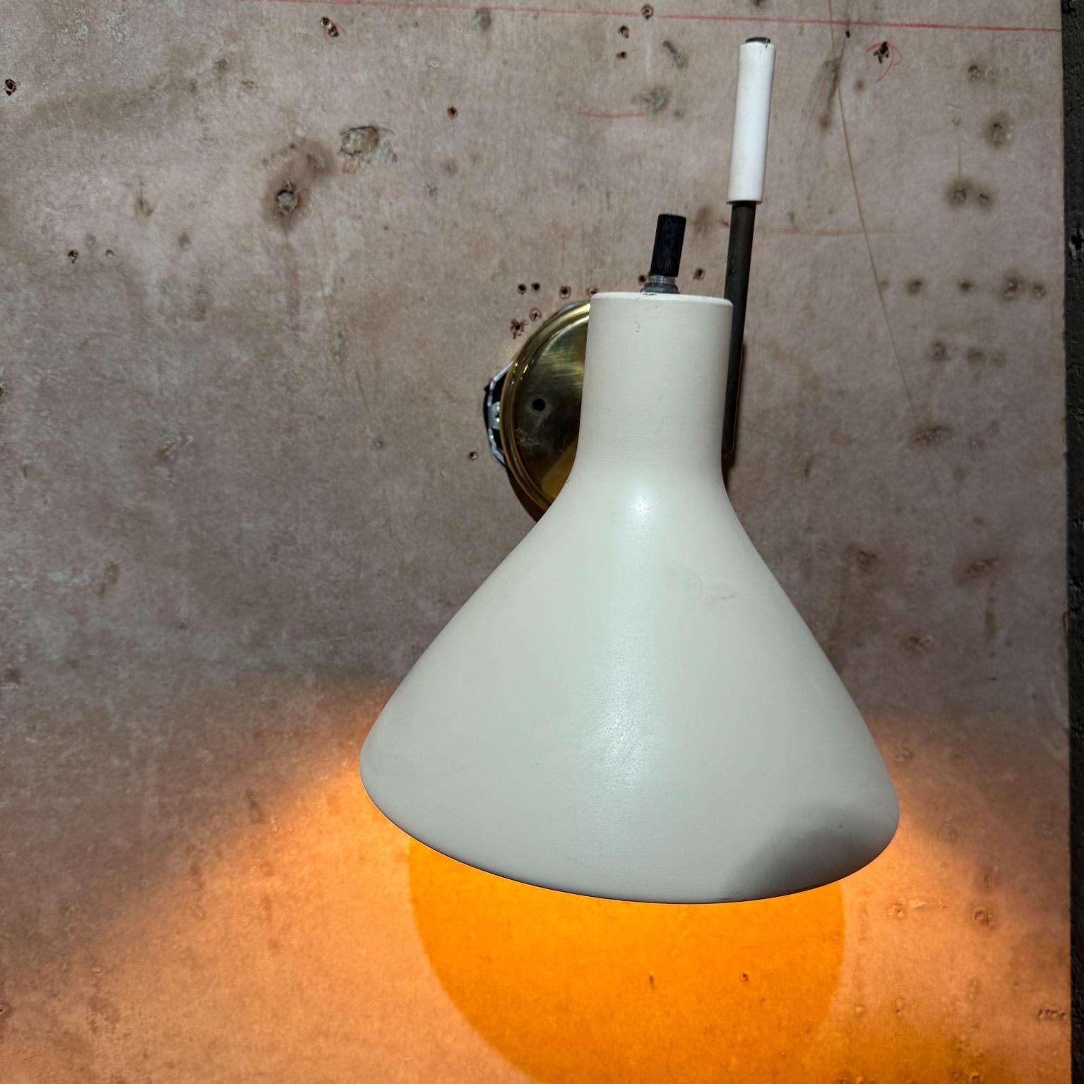 Paar Lightolier-Wandleuchter, Moderne der Mitte des Jahrhunderts (Mitte des 20. Jahrhunderts) im Angebot