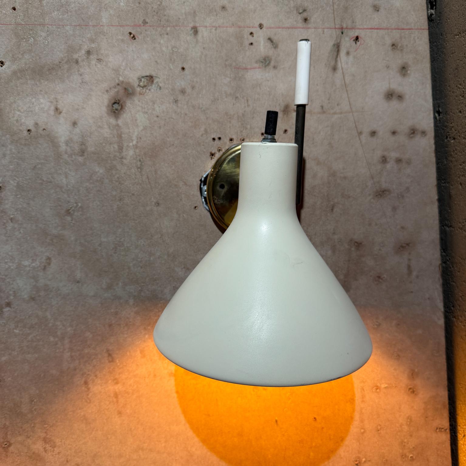 Paar Lightolier-Wandleuchter, Moderne der Mitte des Jahrhunderts (Aluminium) im Angebot