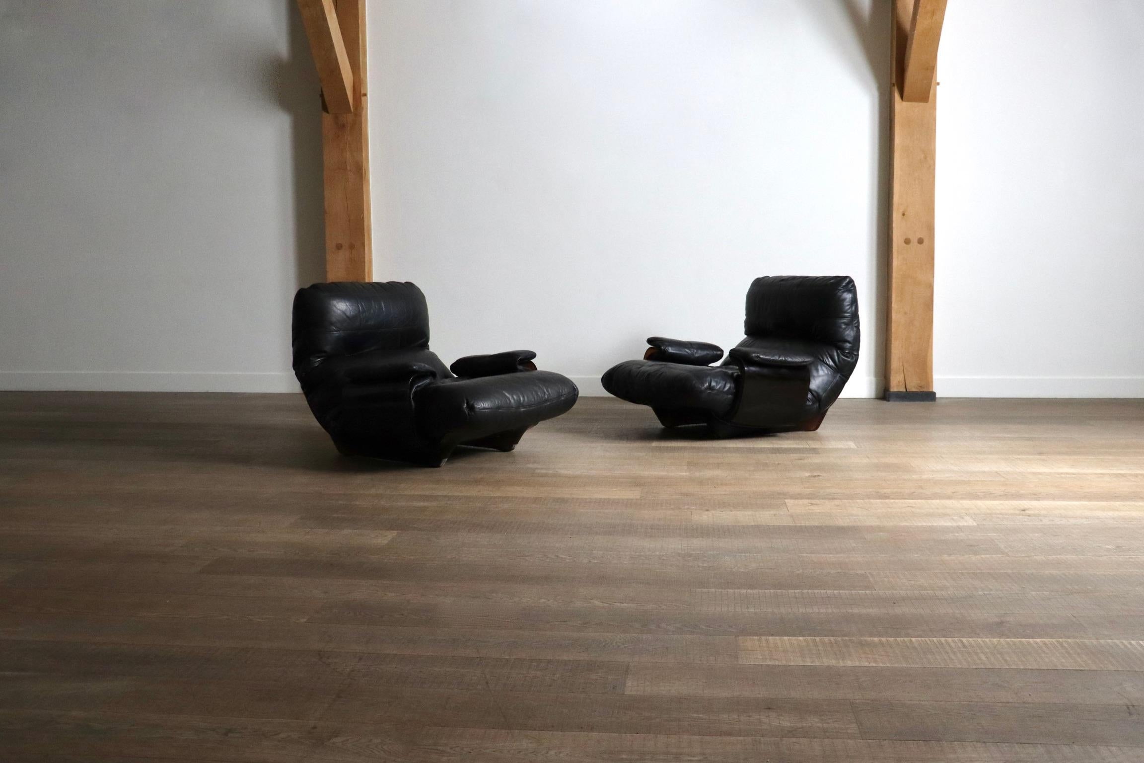 Pelle Coppia di sedie Ligne Roset Marsala Lounge di Michel Ducaroy, anni '70 in vendita