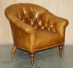 PAAR LILLIAN-AUGUST-CHESTERFIELD-SESSEL MIT TUPFVERARBEITUNG UND ZIGARRENBRAUNEM LEDERBEZUG