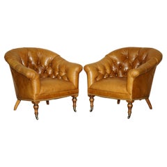 PAAR LILLIAN-AUGUST-CHESTERFIELD-SESSEL MIT TUPFVERARBEITUNG UND ZIGARRENBRAUNEM LEDERBEZUG