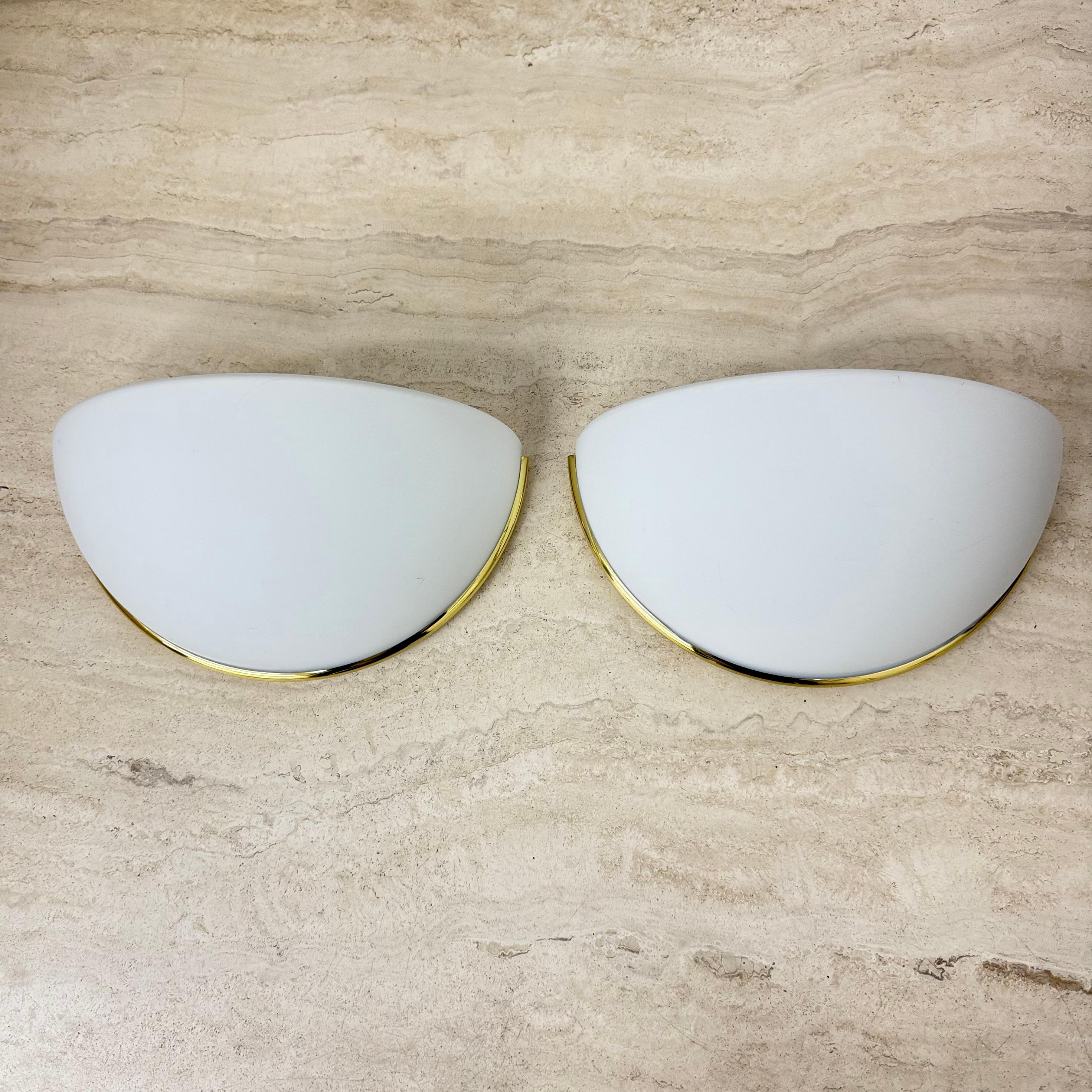 Coppia di applique Glashütte Limburg in vetro opalino con dettagli dorati in vendita 3